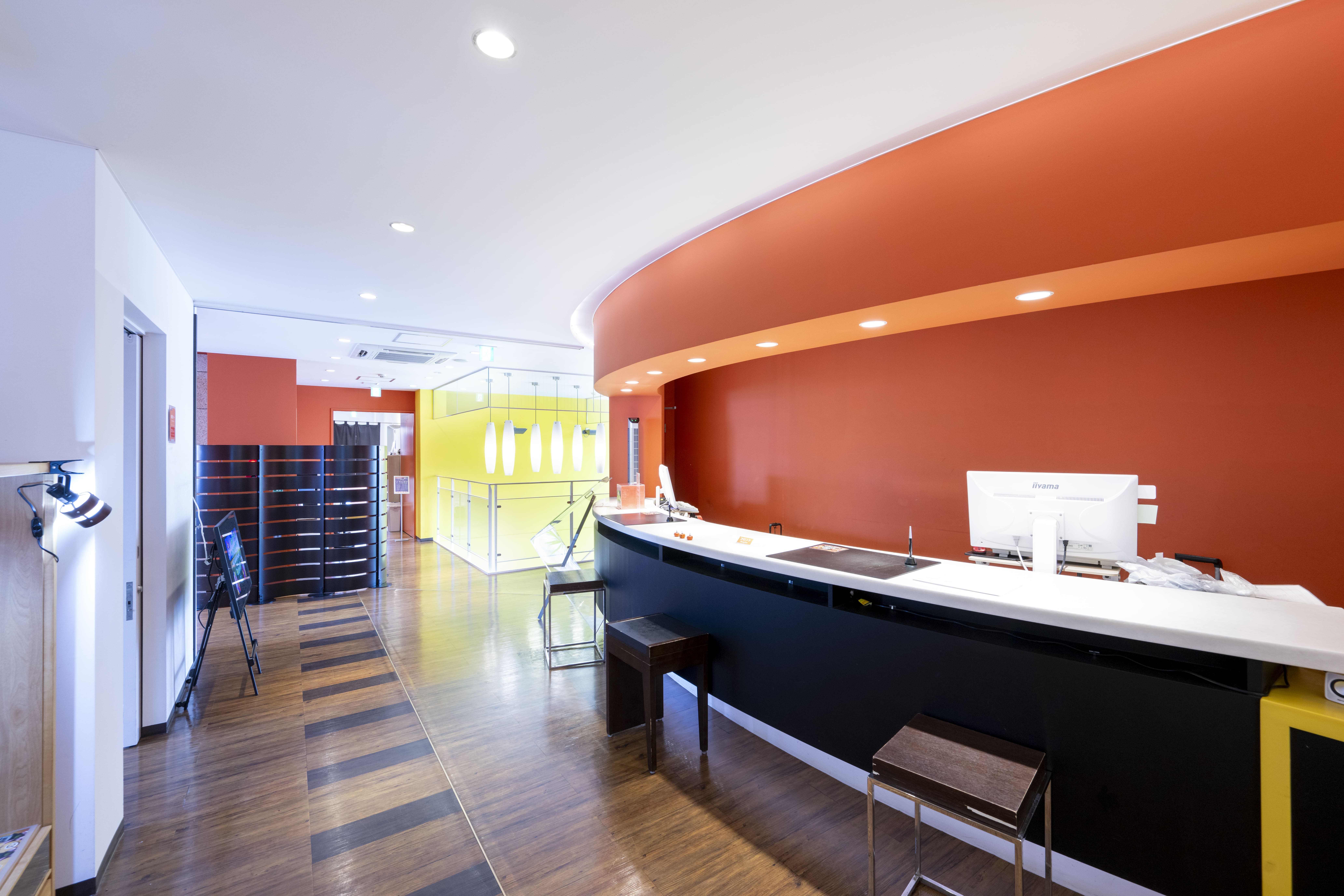 フロントはエレベーター上がって2階にございます