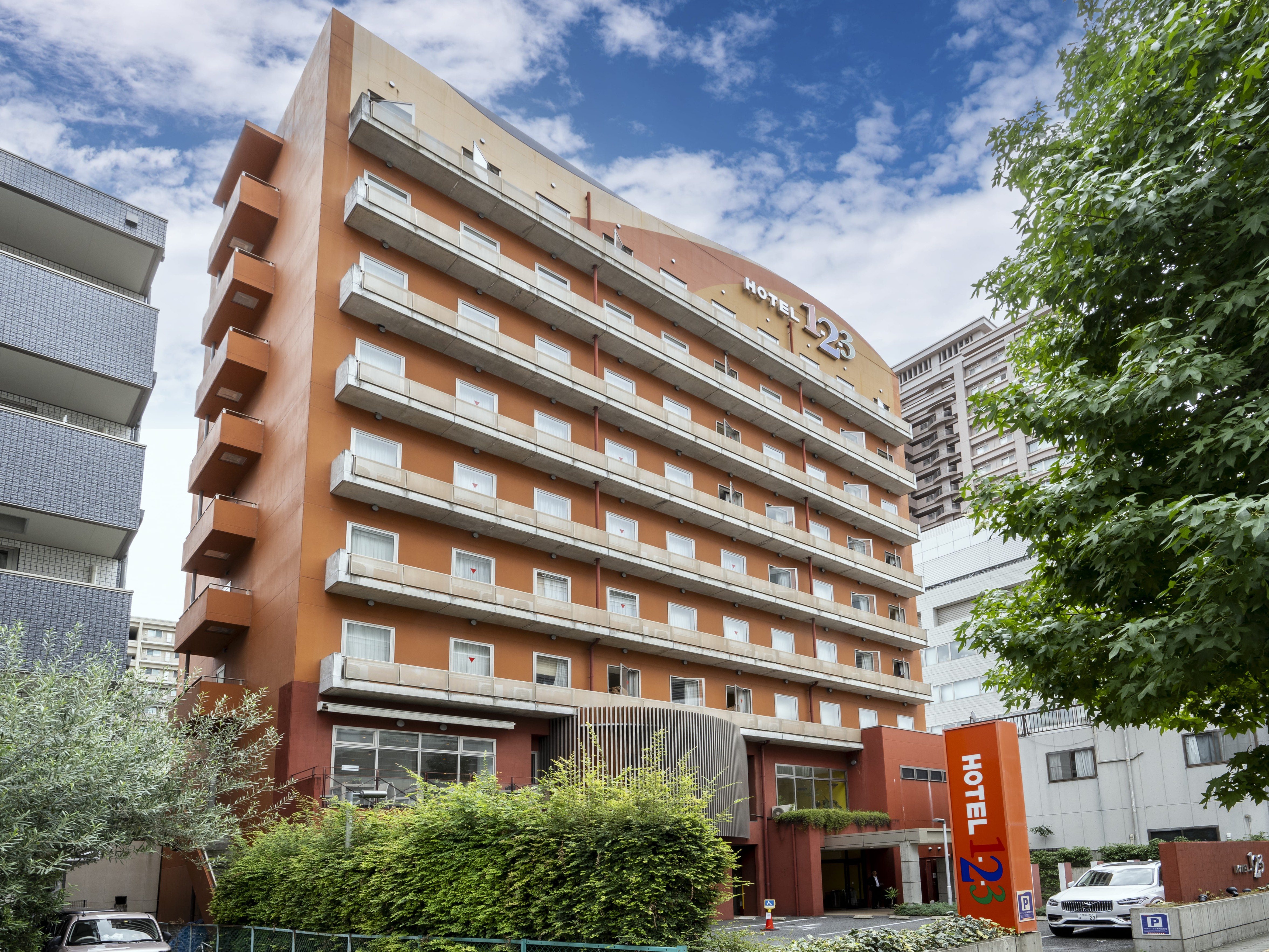 高崎駅東口から徒歩3分！！オレンジ色の建物なので見つけやすい♪
