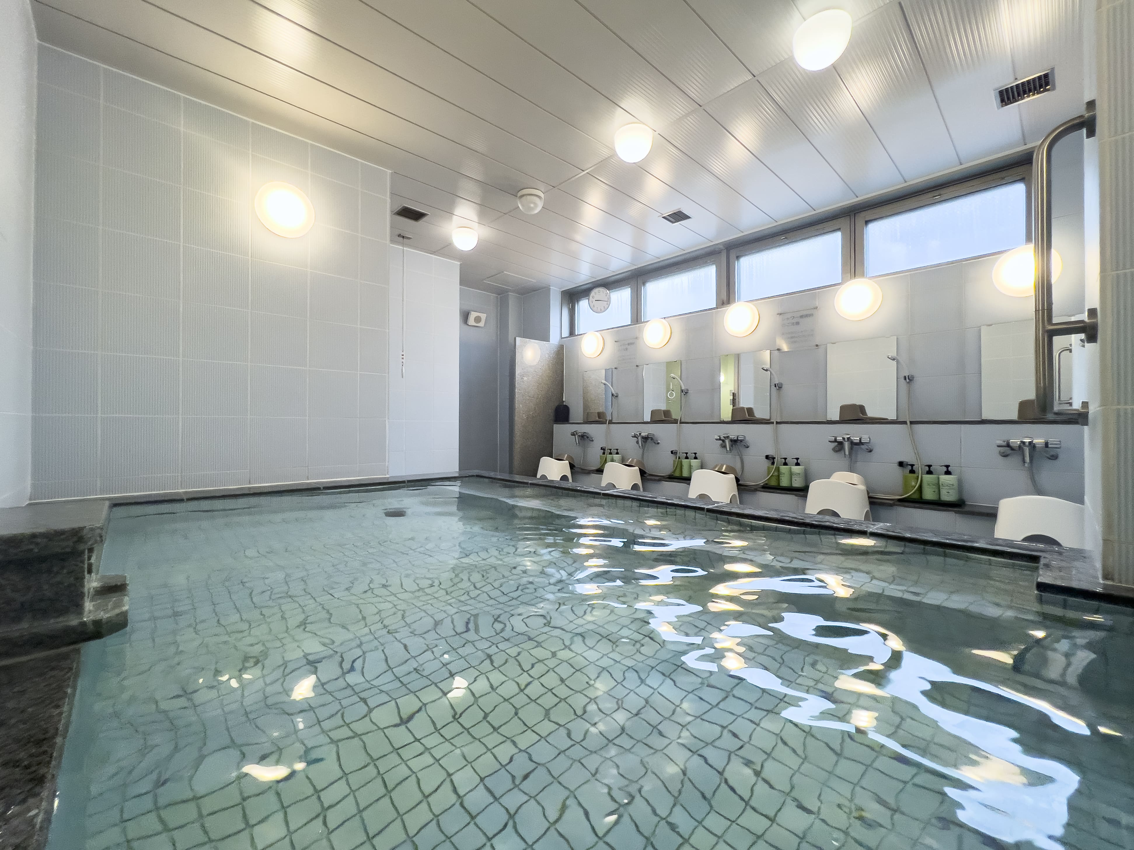 お部屋のユニットバスとは別に2階にございます。