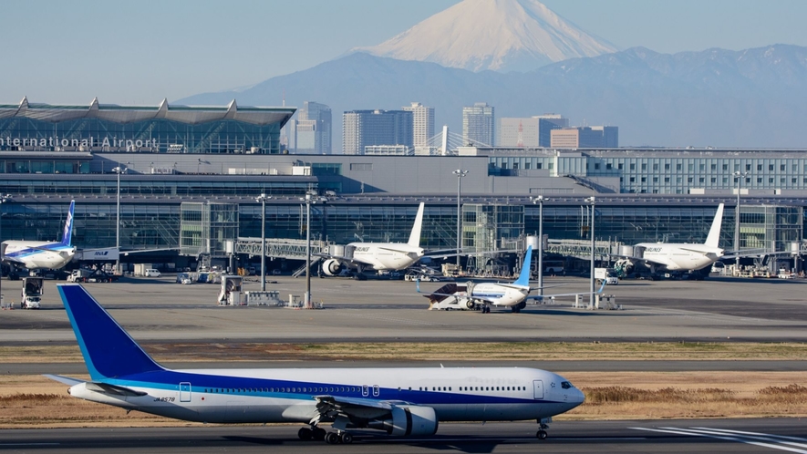 ◆主要交通機関｜羽田空港（公共交通機関で約45分）