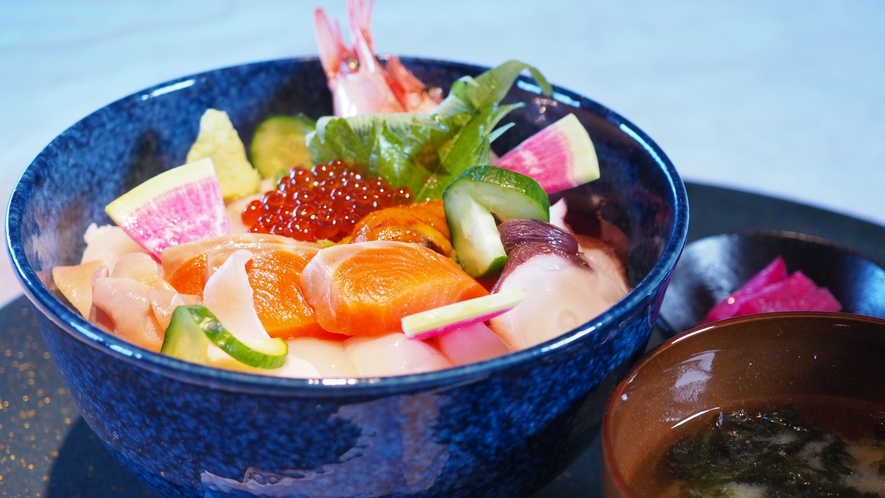 北海道産海鮮丼（写真はイメージです。旬の食材で異なります）