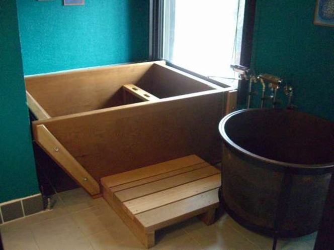 ０９年増築「アポロ」の浴室　湯船はカナダ産レッドシーダー