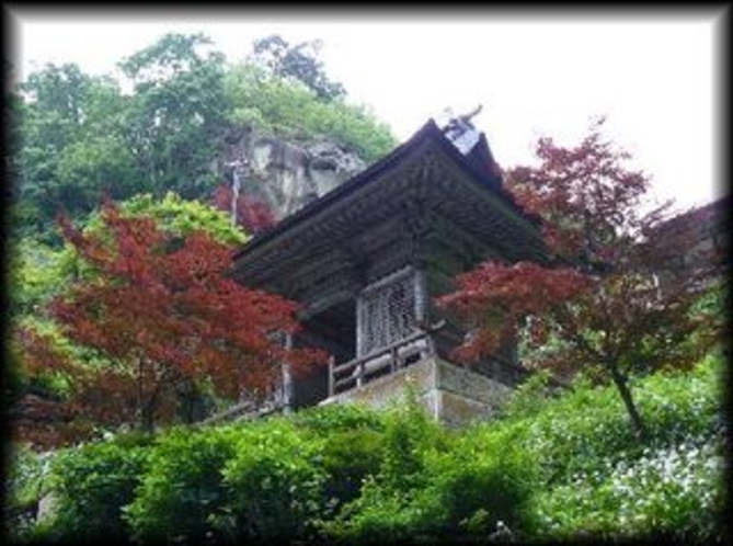 山寺・立石寺　松尾芭蕉の名句「閑さや 岩にしみ入 蝉の声」の舞台となった東北有数の霊山。