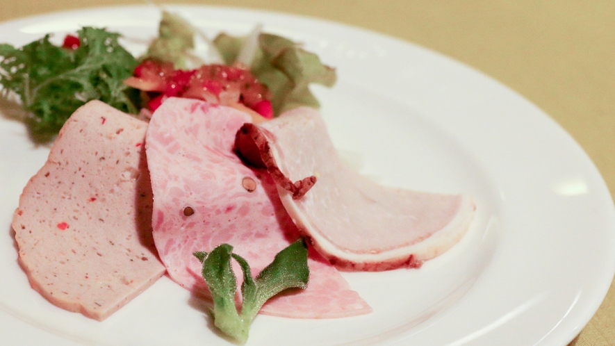 *夕食一例/館ヶ森高原豚のパテ。館ヶ森ポークはさっぱりとした脂とコクのある赤身が特徴。