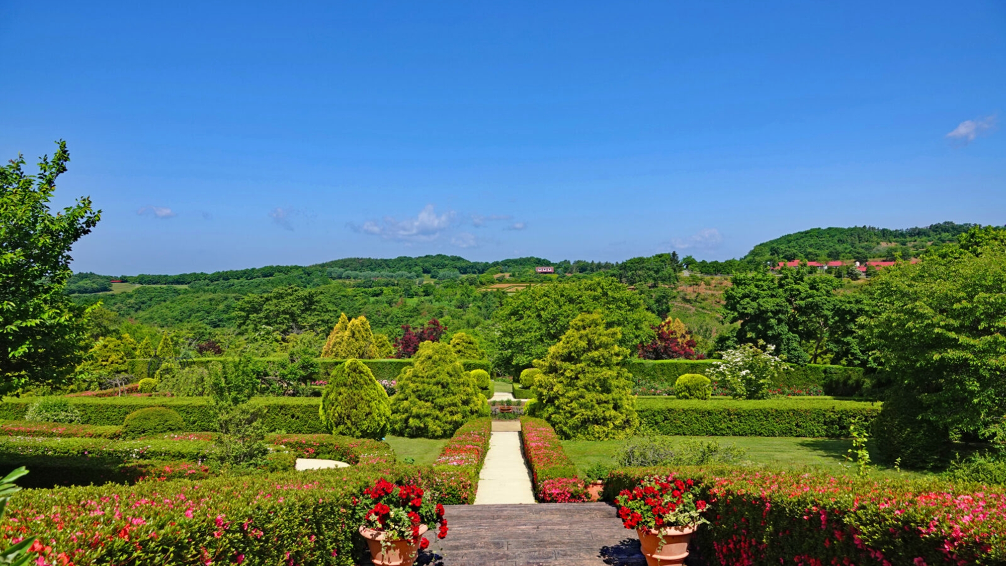 *Ark館ヶ森/フラワーガーデン。ラベンダー、ローズ、ハーブガーデン等季節ごとに様々な花が咲き誇る