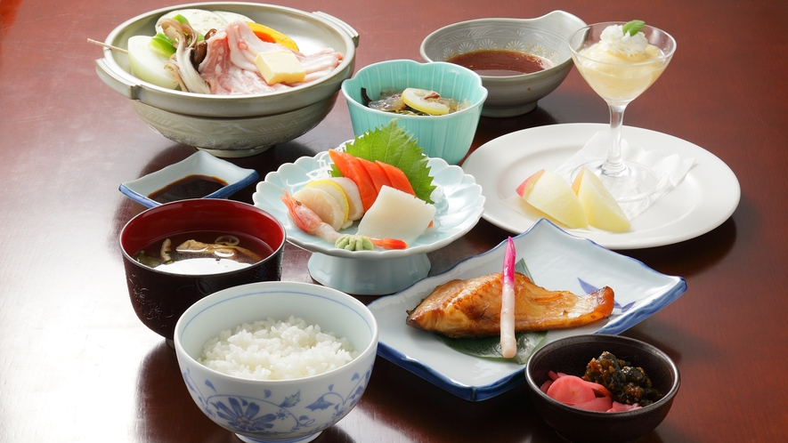 *ディナー/和食膳。天ぷらなどの野菜は地元産の新鮮野菜を使用しています。