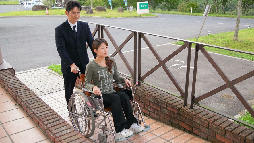 *玄関/バリアフリー仕様で車椅子での移動もしやすいよう工夫しております。