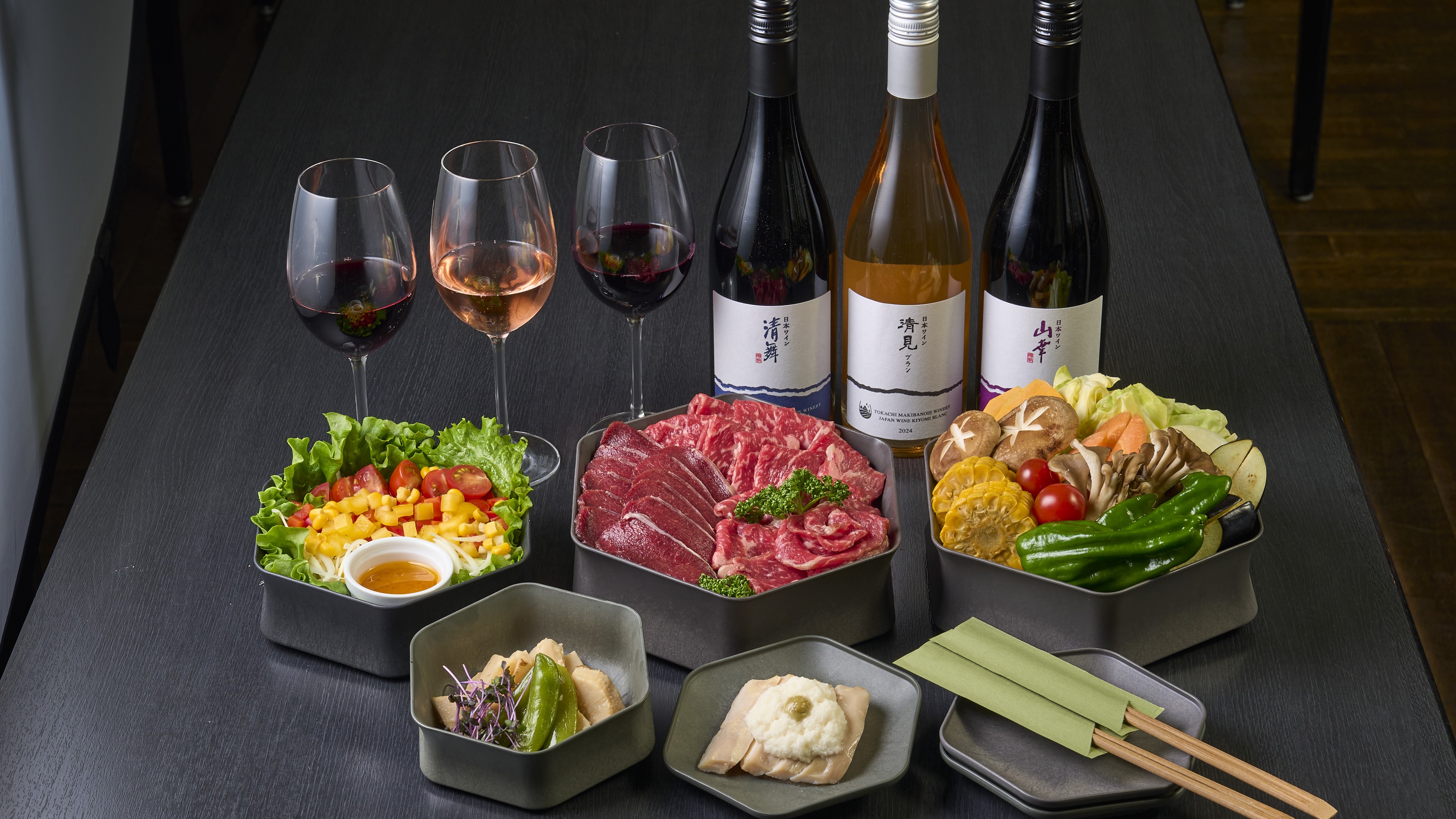 プライベート食事棟『離れ』で楽しむお肉BBQは絶品！お部屋には赤ワインをご用意。