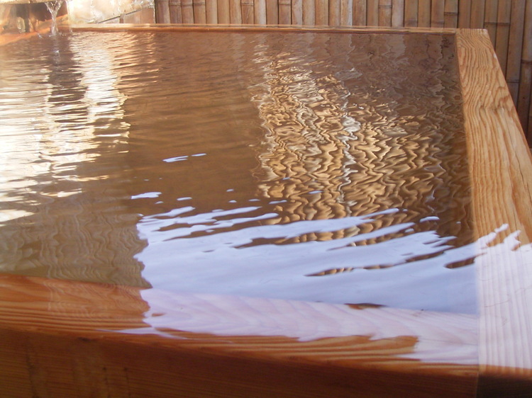 Open-air bath (direct flow from the source) Enjoy a luxurious soak in a bath that uses generous amounts of fresh hot spring water.