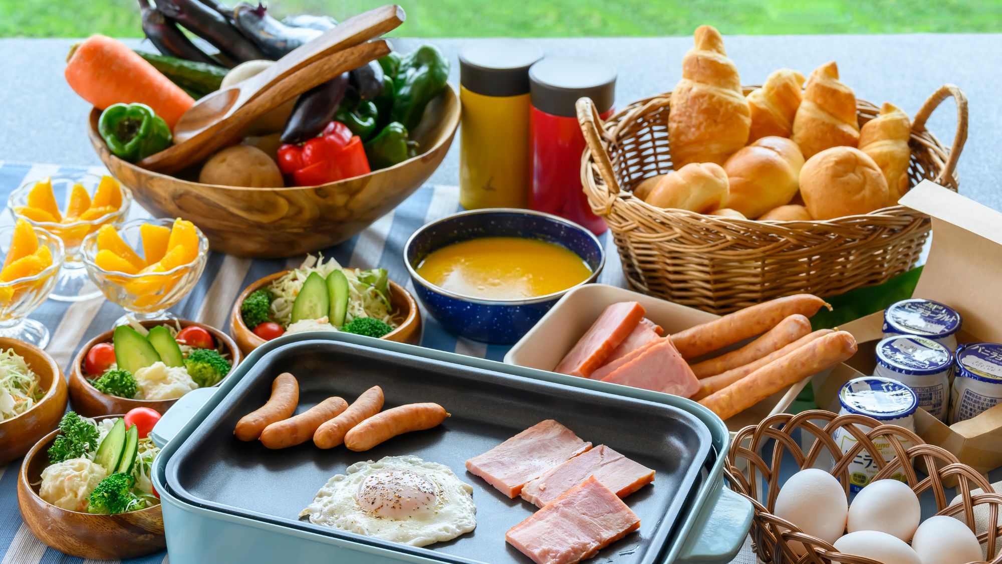 【朝食付〇グランピング】さわやかな陽ざしの下で朝食を〇もちろん鷹巣荘自慢の温泉もご入浴いただけます♪