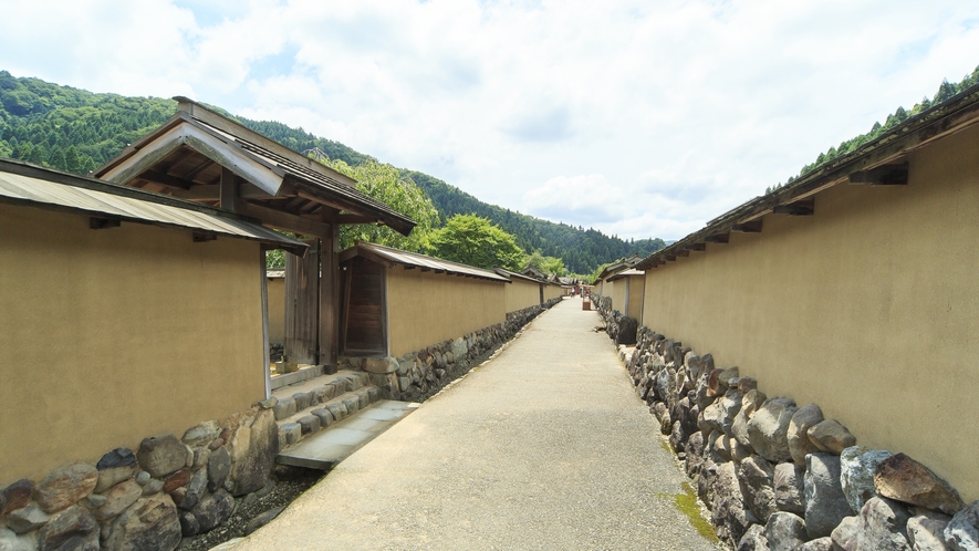 一乗谷朝倉氏遺跡は戦国時代の城下町の街並みをほぼ完全な姿で再現しています