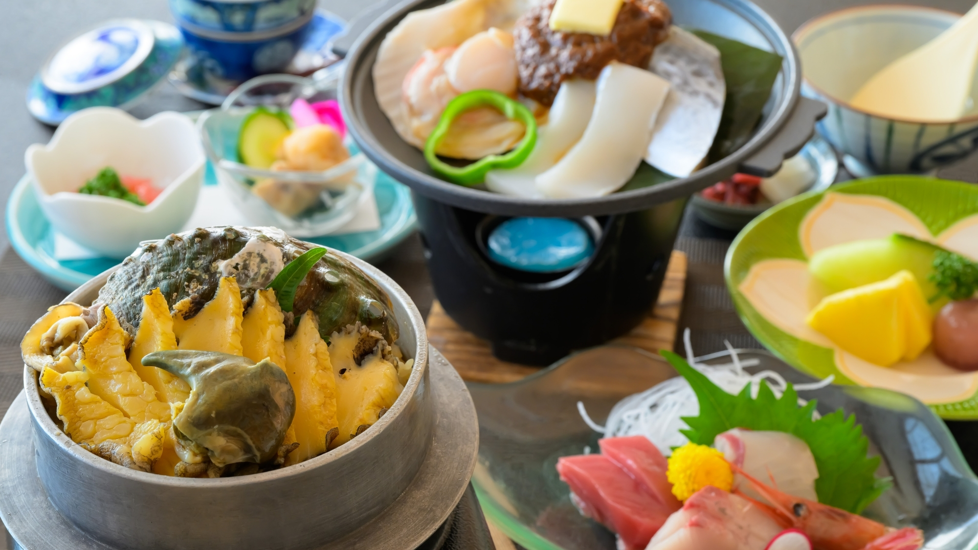 肉厚でやわらかく炊かれた鮑釜飯も！ご家族やお友達とシェアしてもOK！