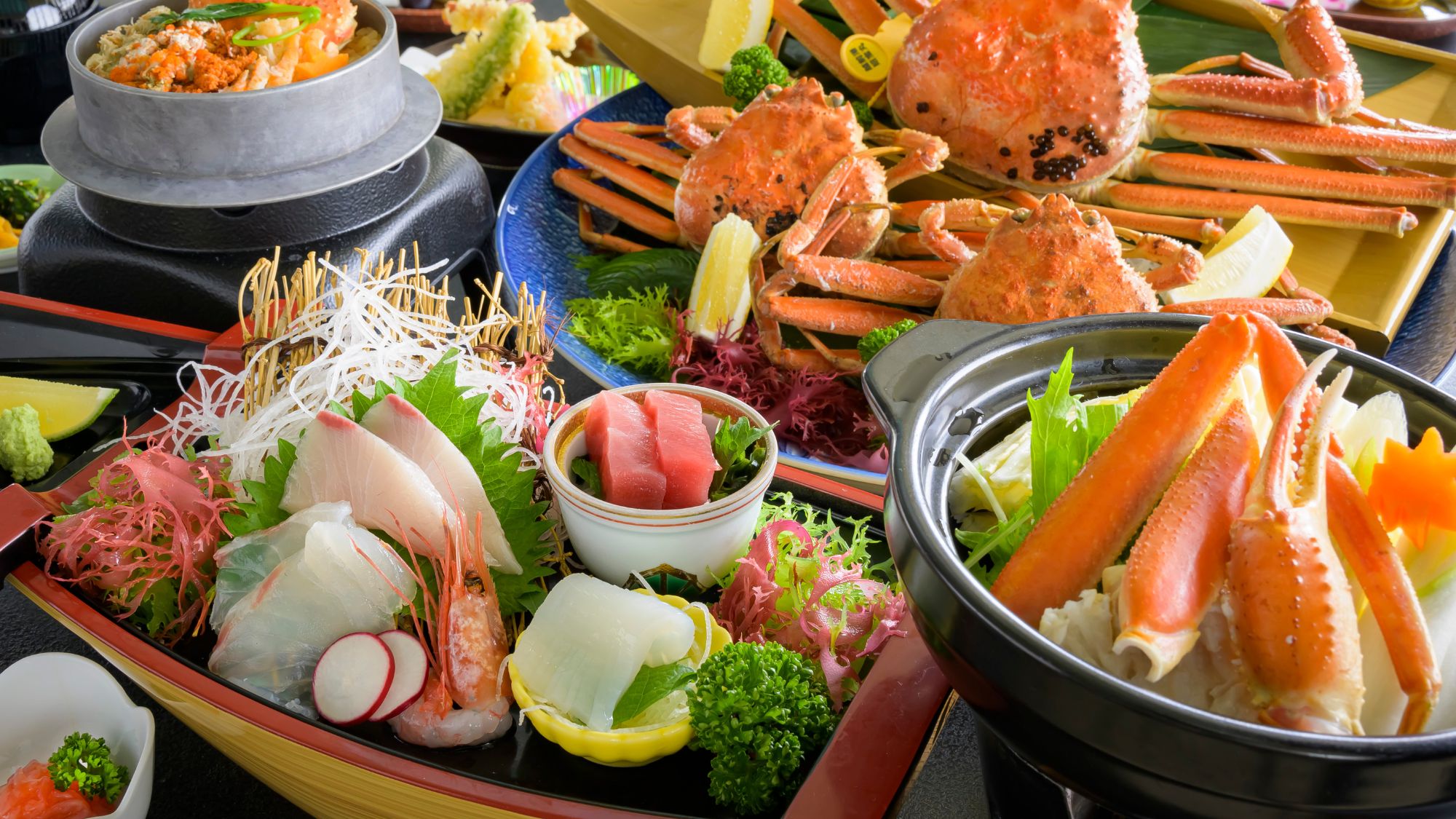 大きな雄の越前蟹は、お二人で１杯、小さめの雌のせいこ蟹はお一人様につき１杯、それぞれ茹ででご用意！