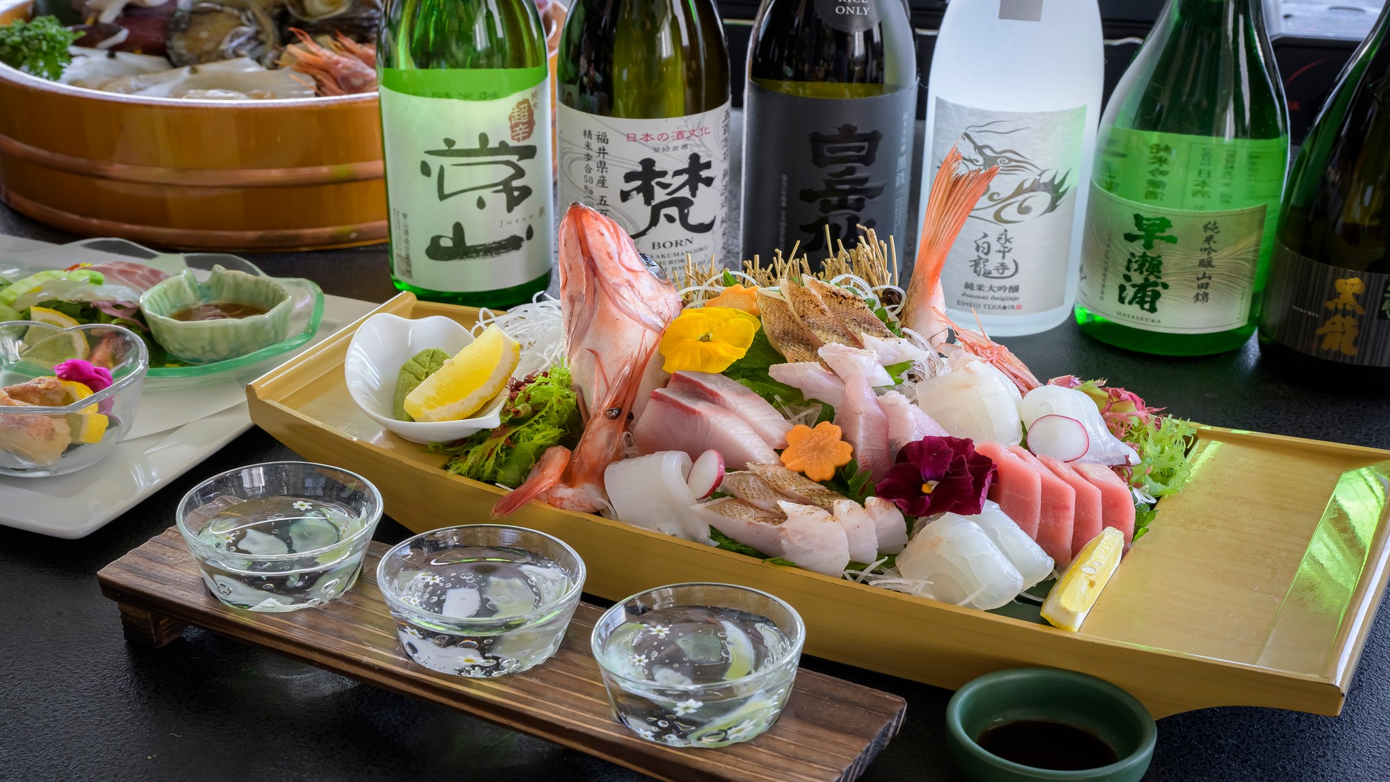 新鮮なお造りは日本酒とともに。福井の地酒を各種取り揃えております。