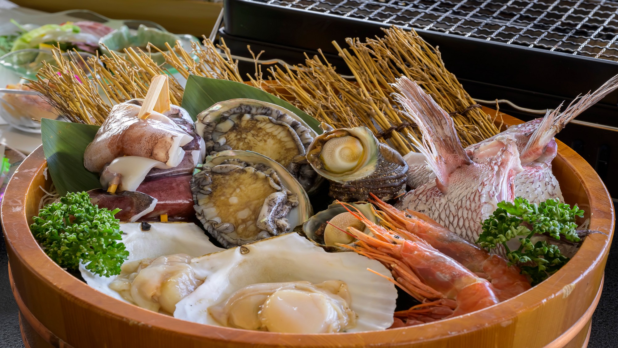 あわびやホタテ他新鮮な海鮮を浜焼きでお召し上がりください。
