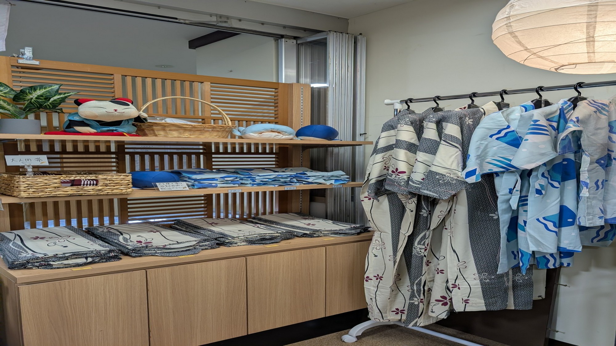 サイズ別に並んでおりますのでお選びくださいませ。