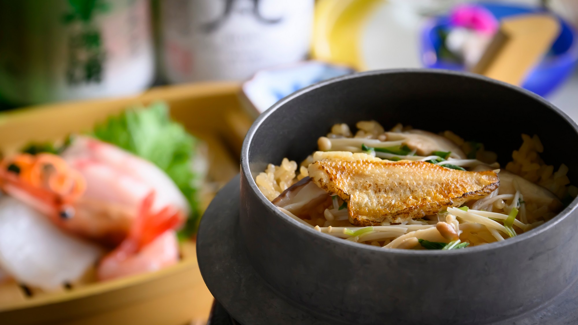 うま味の凝縮された釜飯。熱々をご賞味ください。