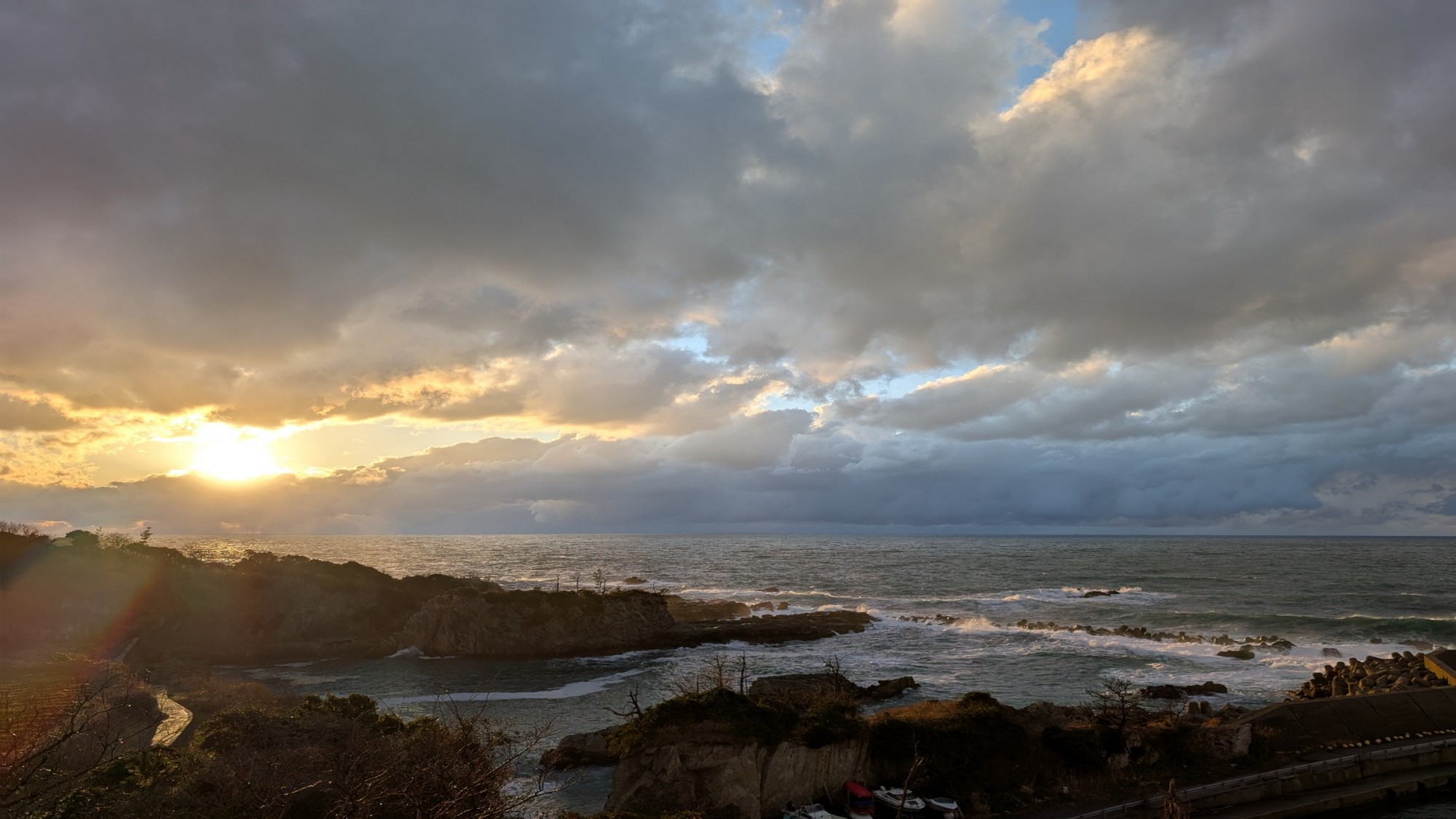 日本の夕陽100選にも選ばれた　海に落ちる美しい夕陽