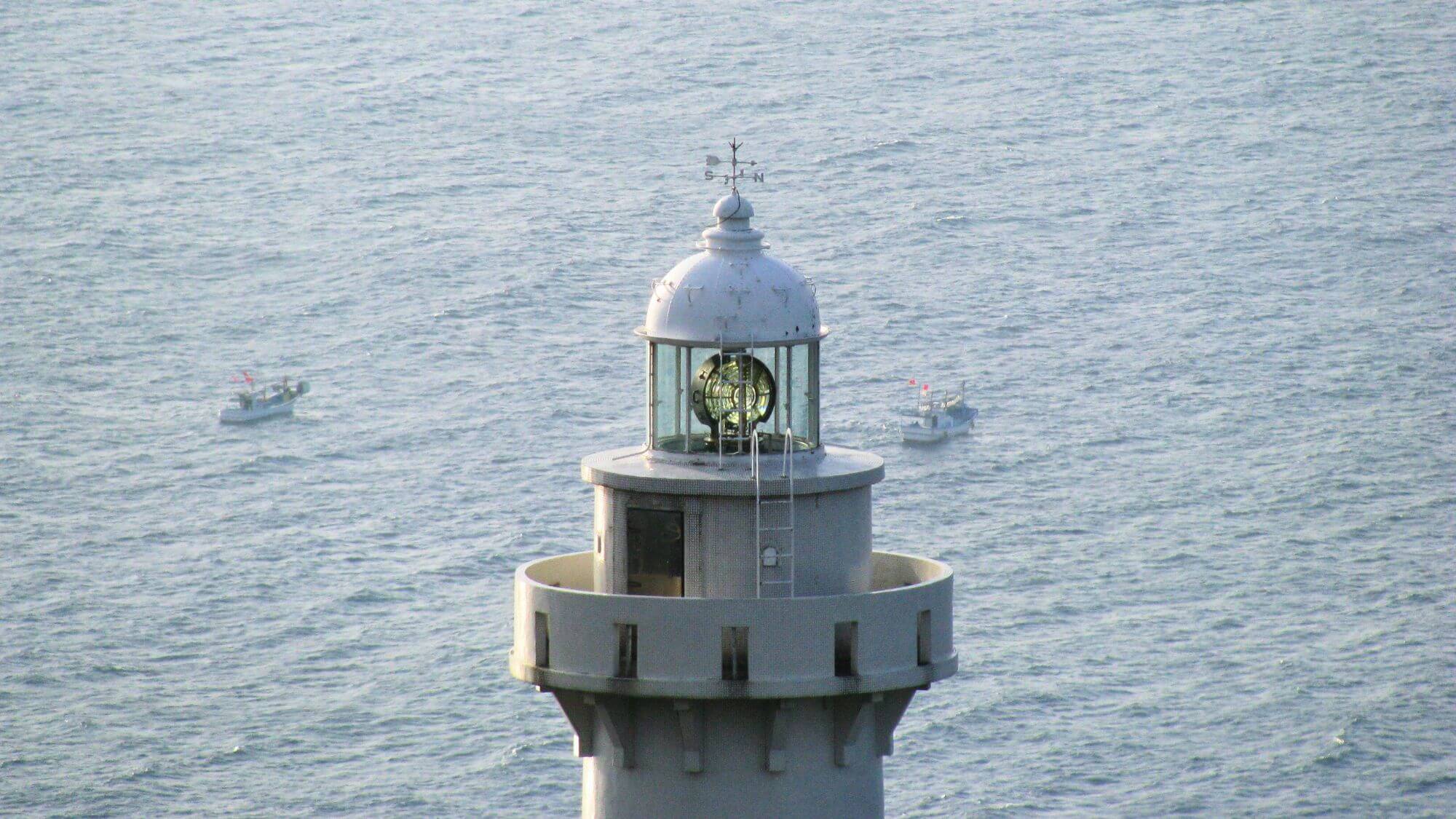 【越前岬灯台】当館からお車で約35分。白亜の灯台と日本海の絶景。旅の思い出に壮大な一枚を♪