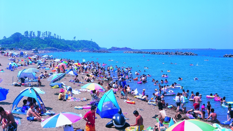 夏には海水浴客で賑わう鷹巣海水浴場