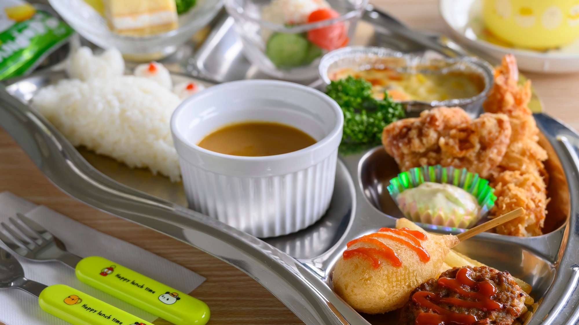 お子様お食事（いるか）カレーにフライにグラタンに♪デザートもついてます。