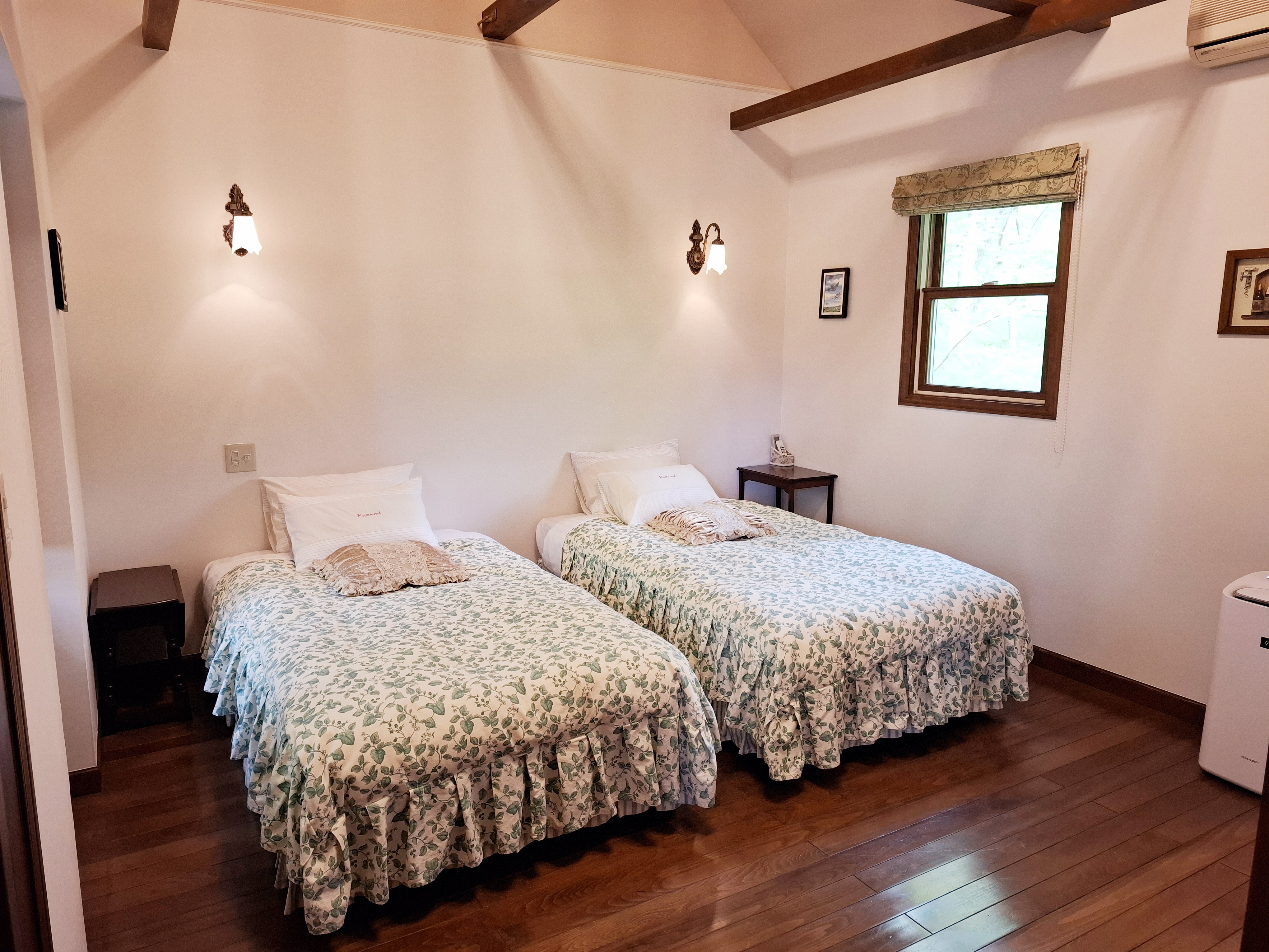 デラックスルーム（103）のベッド＜ツイン仕様＞