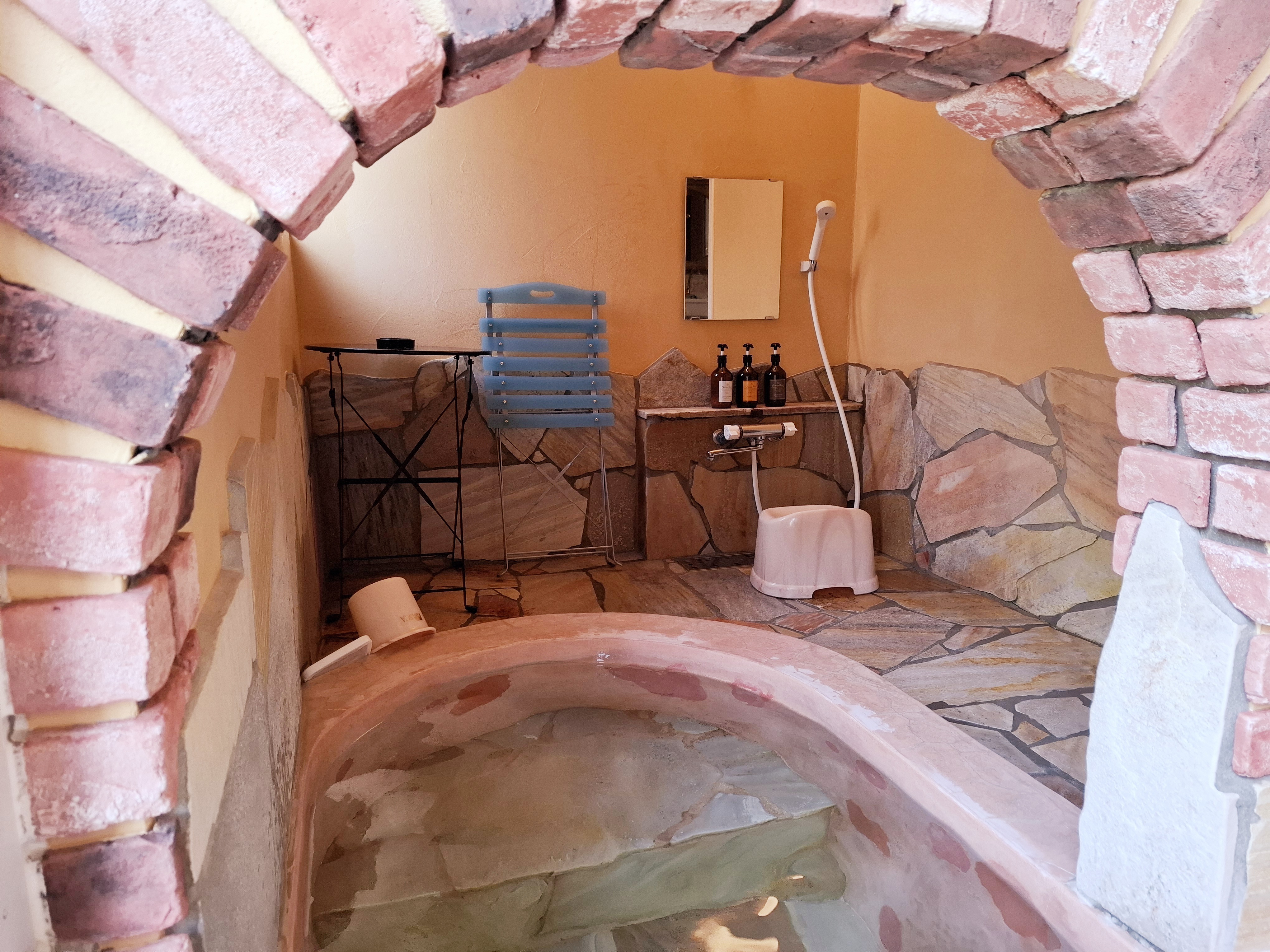 メゾネットルーム（107）の温泉露天風呂（内湯と露天スペースは一体）