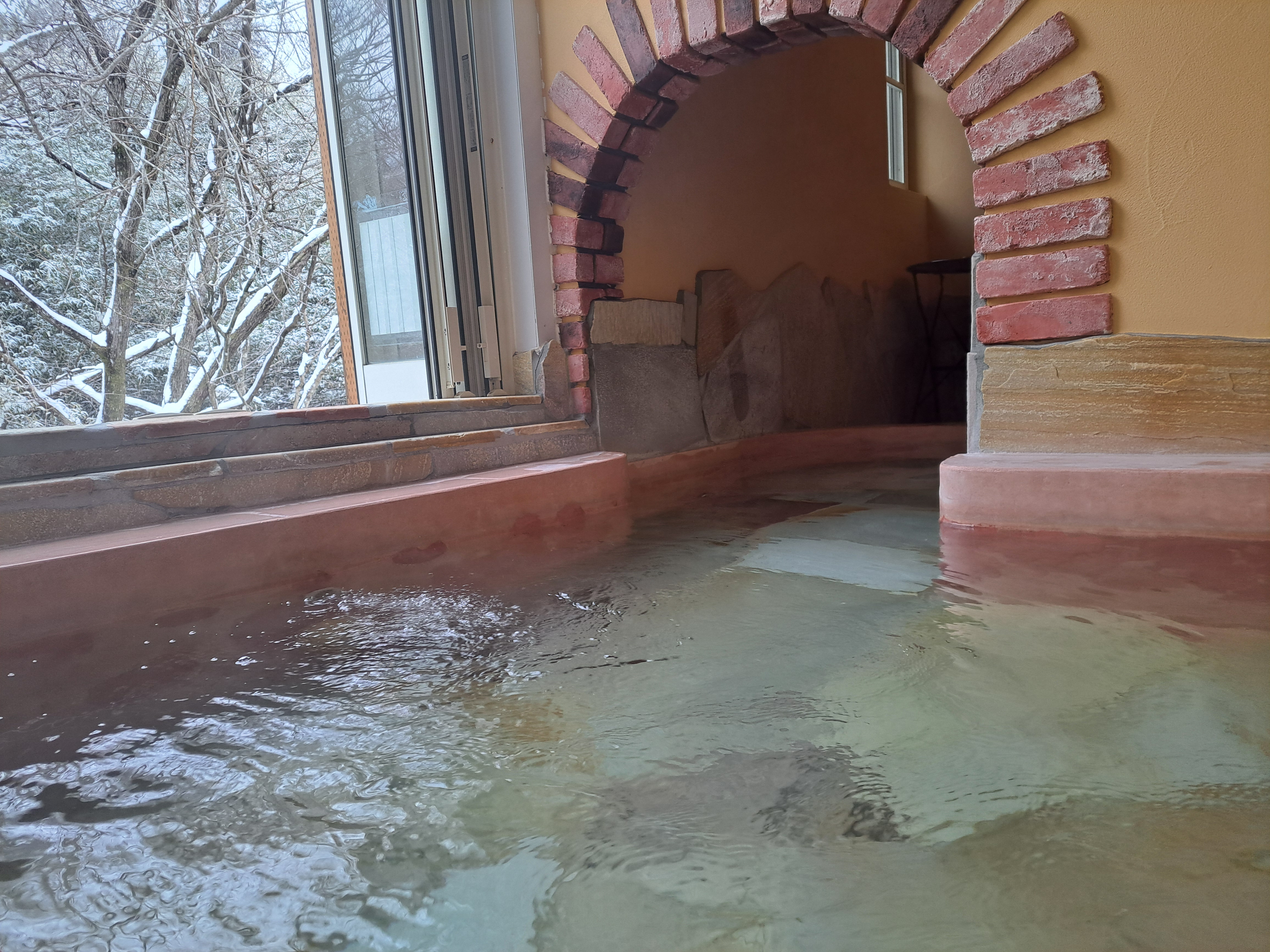 メゾネットルーム(107)の内湯続きの大型露天風呂（温泉）