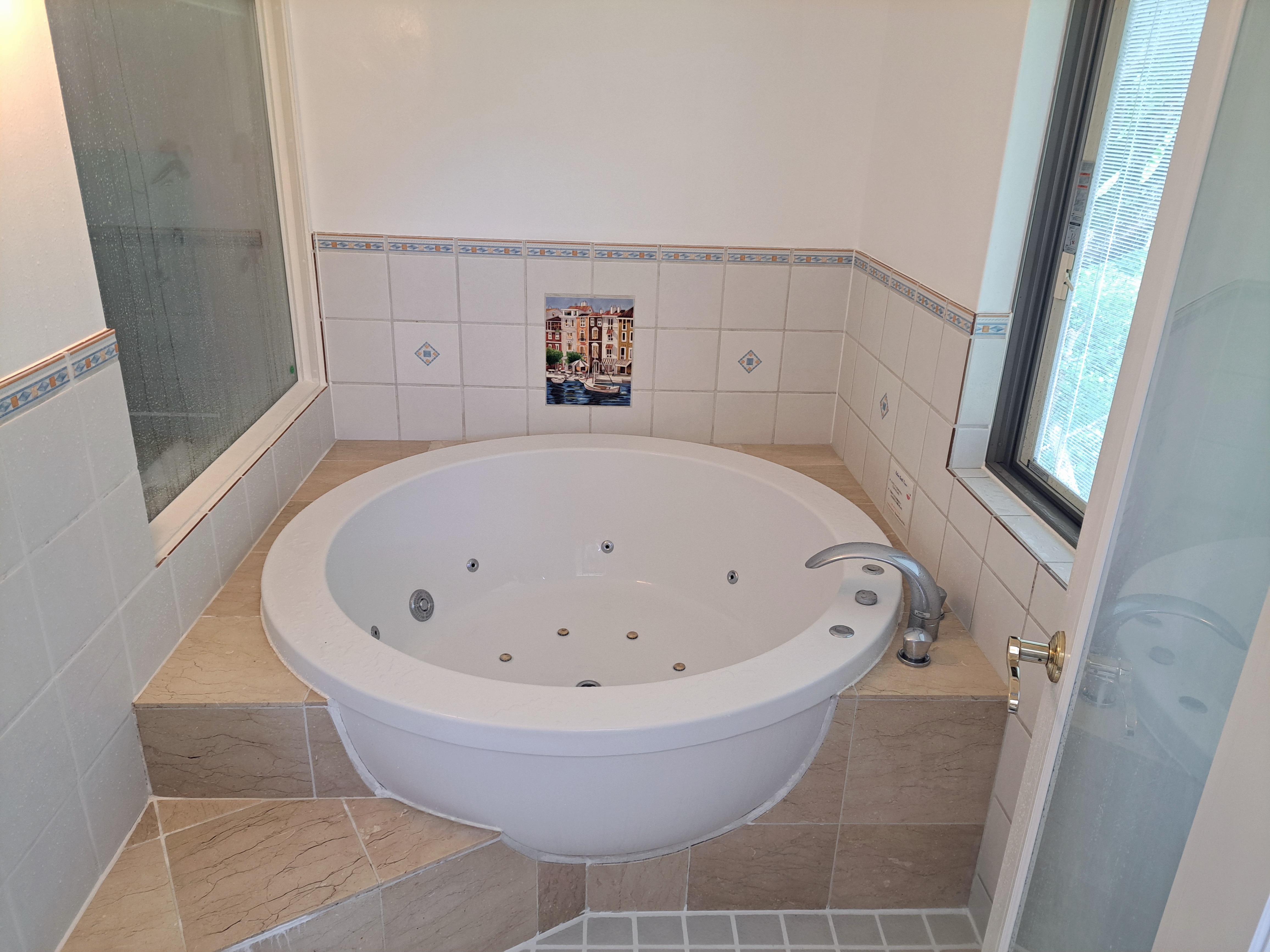 清流も眺められる円形バス。＊同じスタンダードルーム（106）は英国製猫脚バスです