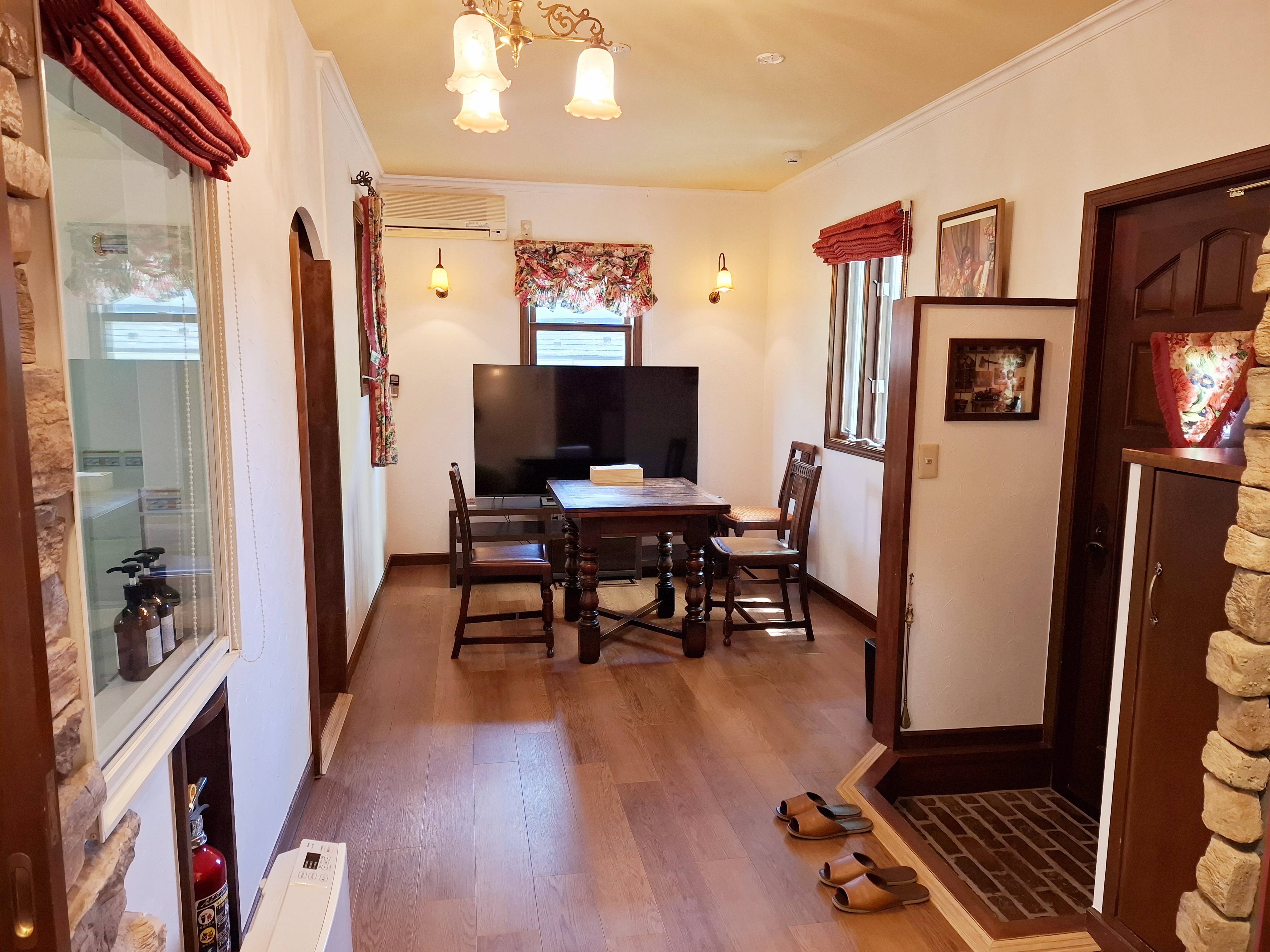 デラックスルーム（103）のリビング