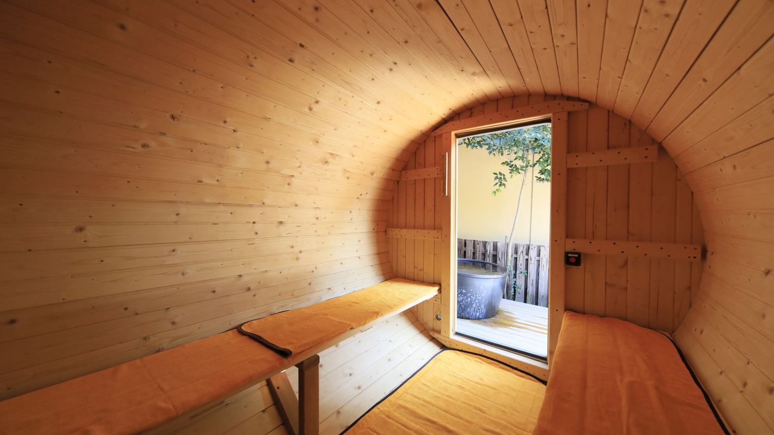 【大浴場／サウナ】セルフロウリュのできるバレルサウナで整い体験