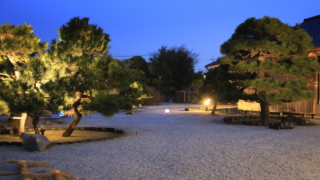 【庭園】2000平米の庭園にてお散歩も愉しめます