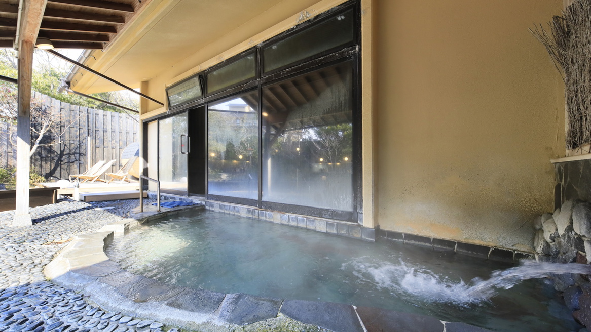 【大浴場】開放的な露天風呂を満喫