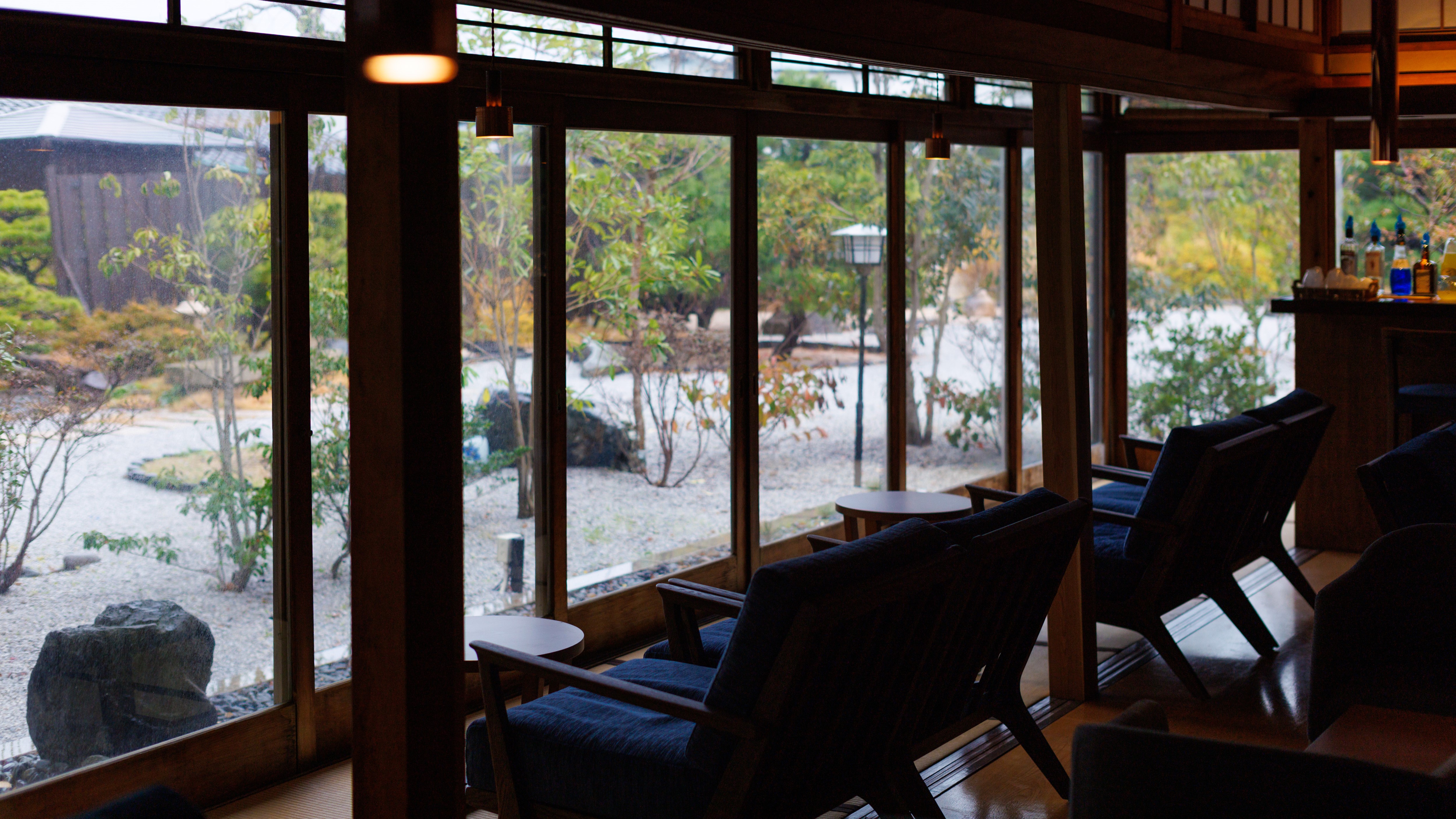 【バーラウンジ】庭園を見渡せる開放的な空間　※イメージ