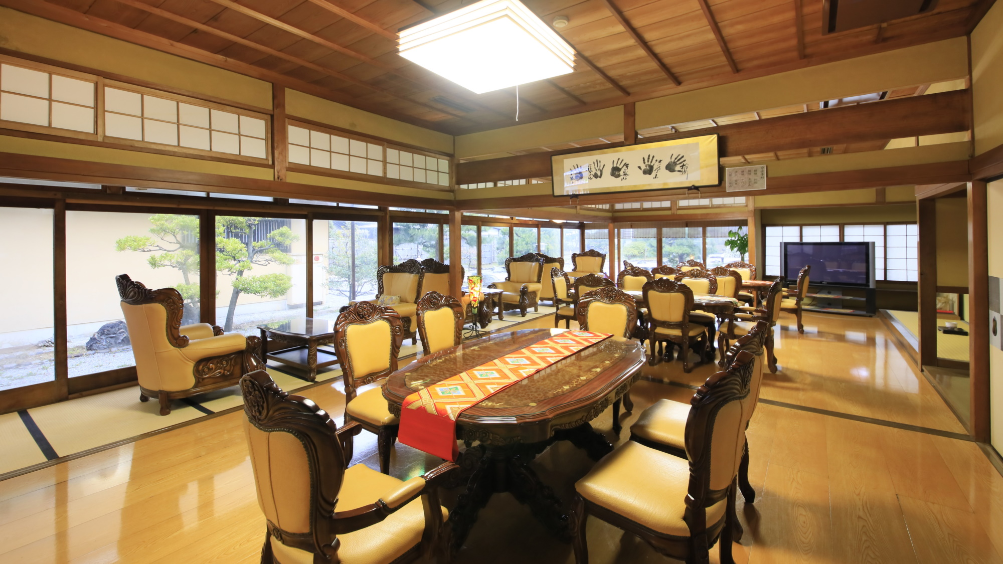【ラウンジ】圧巻のアンティーク家具をご利用ください