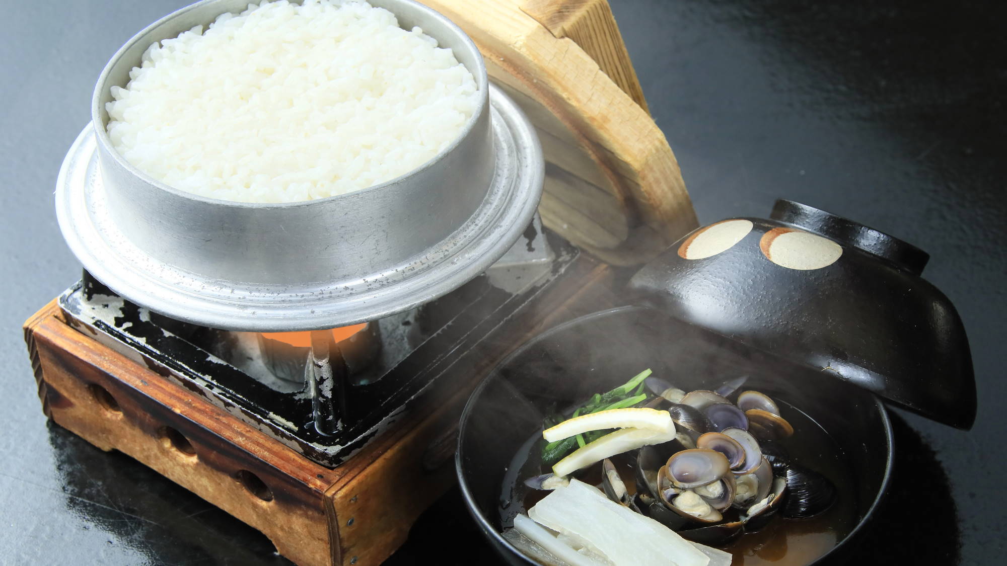 【和朝食】炊き立ての釜炊きごはんをご用意　※一例