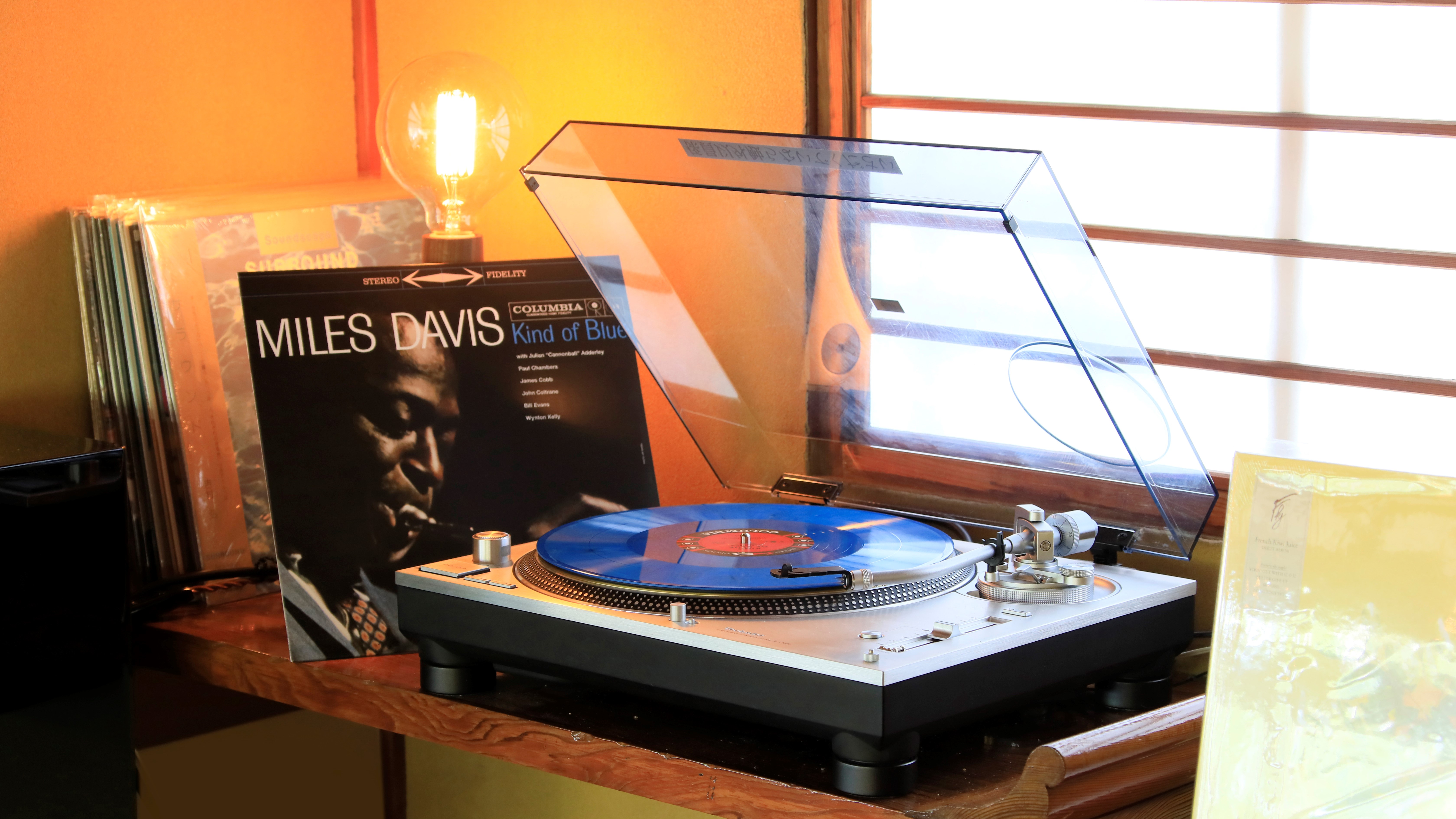 【バーラウンジ】昔ながらの空間で心静かにお過ごしいただけます