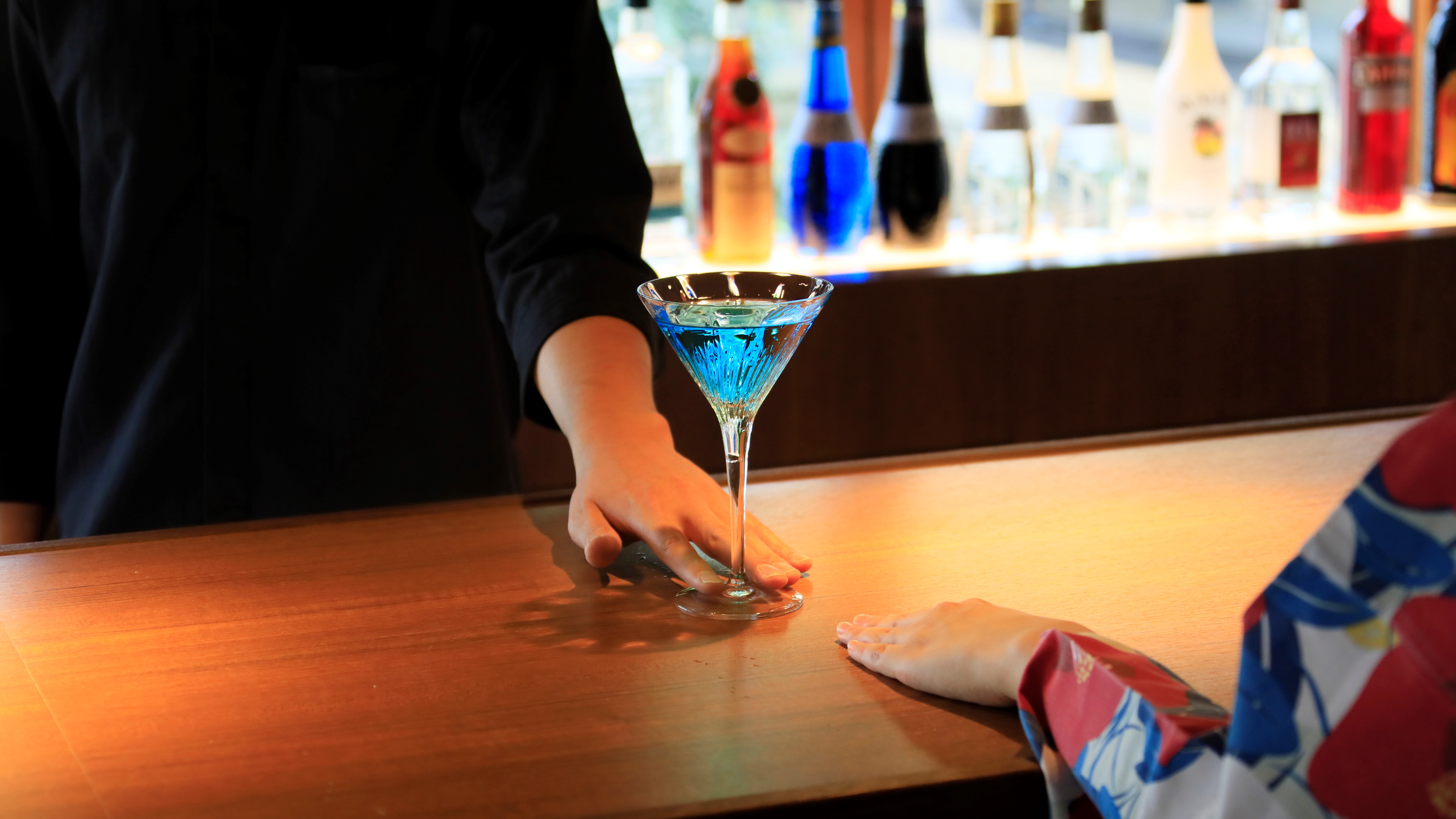 【バーラウンジ】ご到着時にウェルカムカクテルをサービスしております