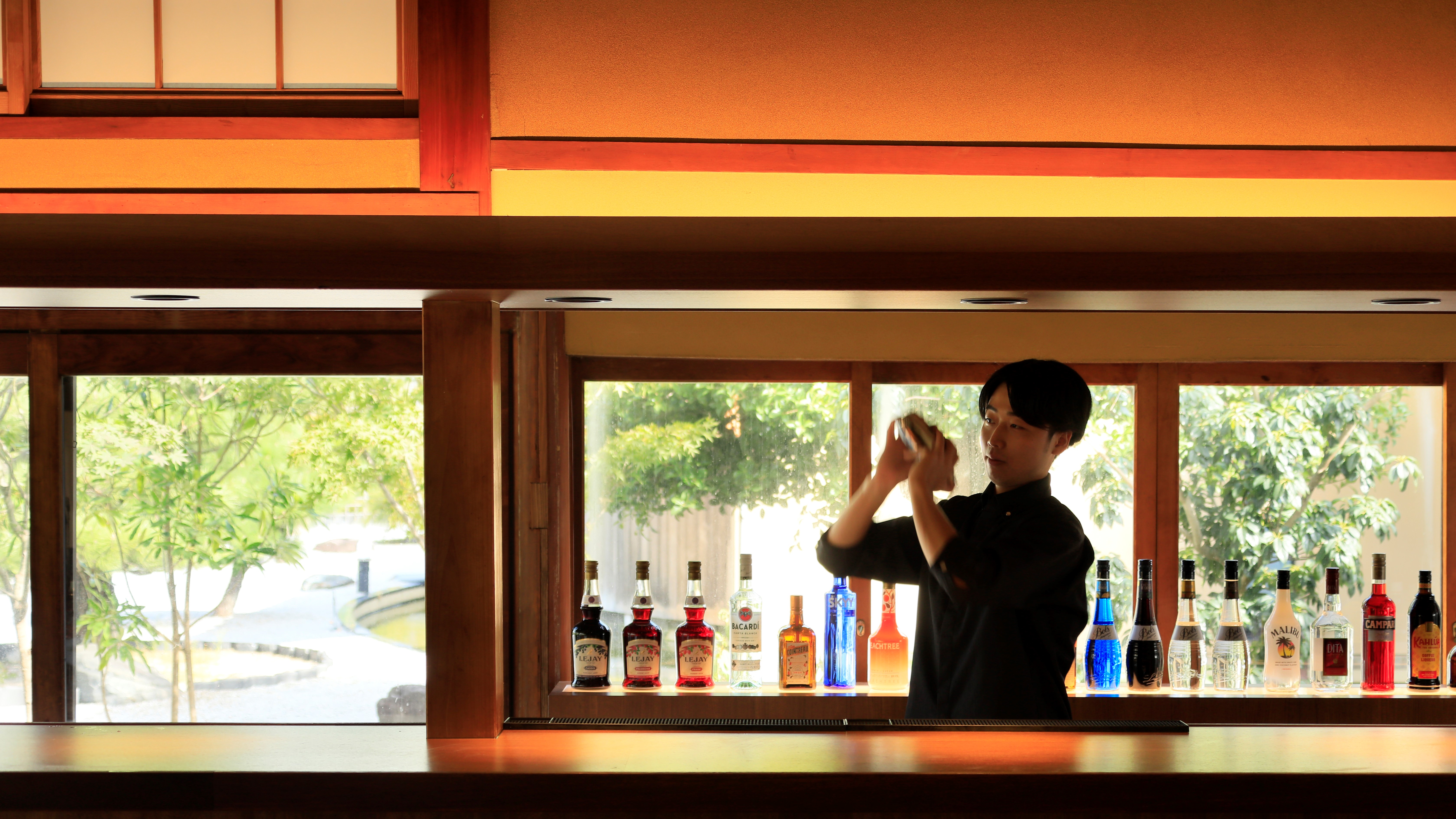 【バーラウンジ】2000平米もの広大な日本庭園をご覧いただけます