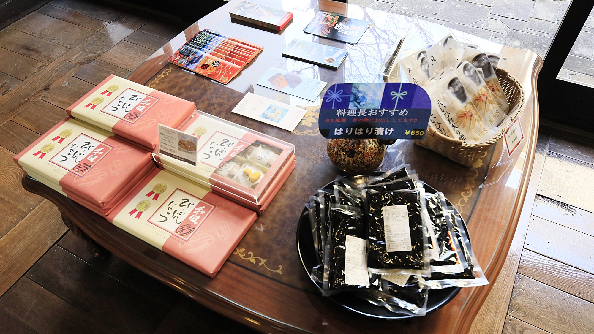 【ロビー】お土産はフロントにてお買い上げいただけます