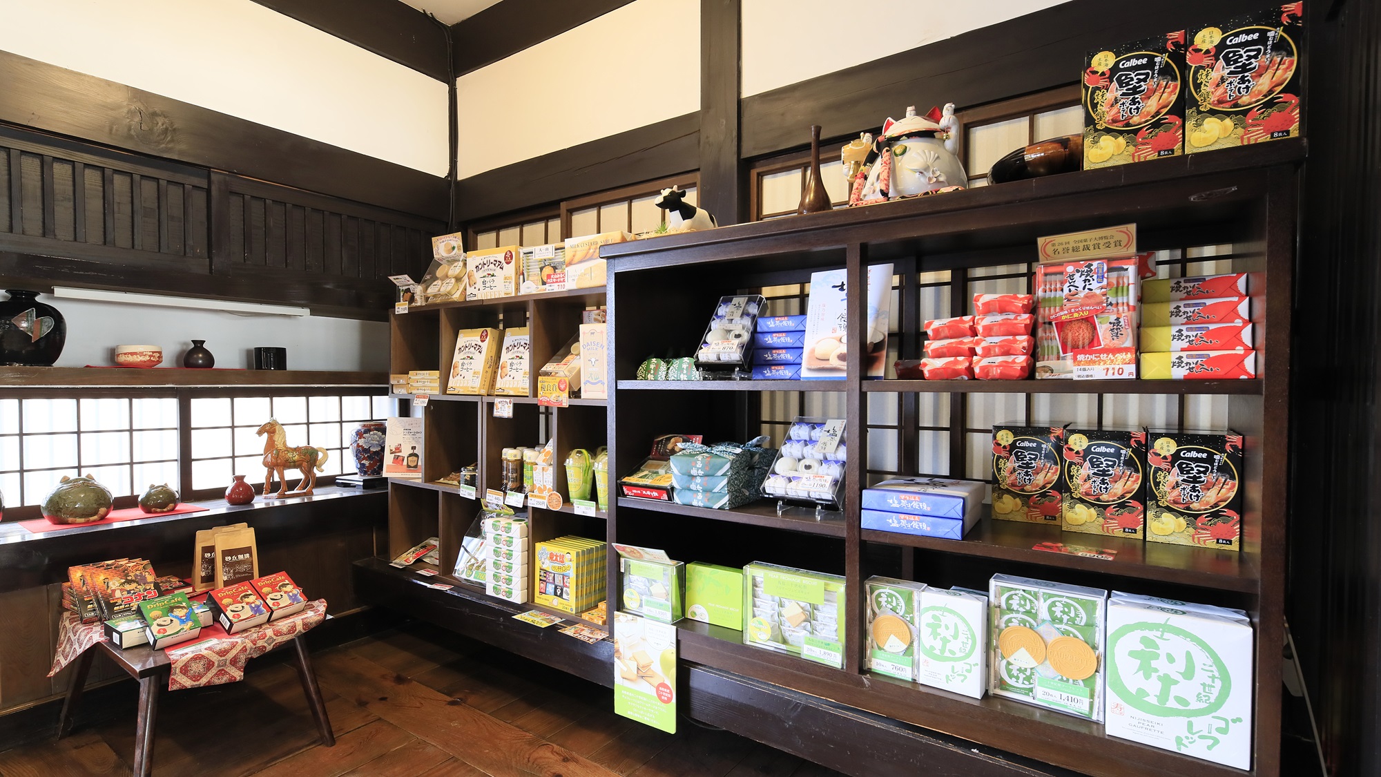 【ロビー】鳥取県の名産・銘菓をご用意しております
