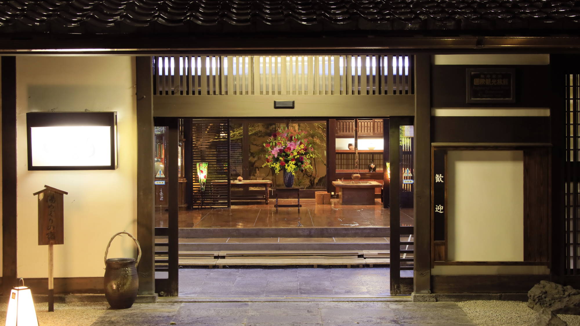 【外観】レトロな館内入口