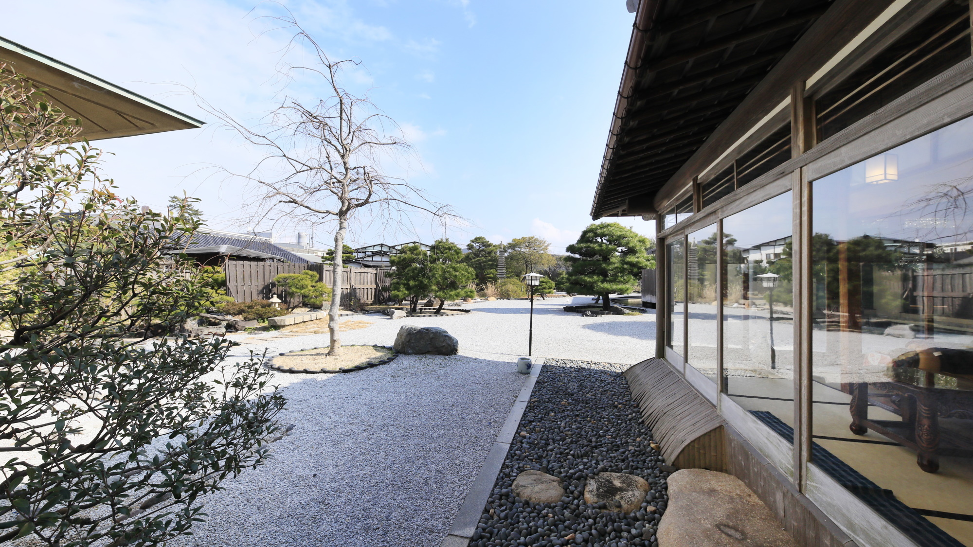 【庭園】早朝の庭園も魅力です