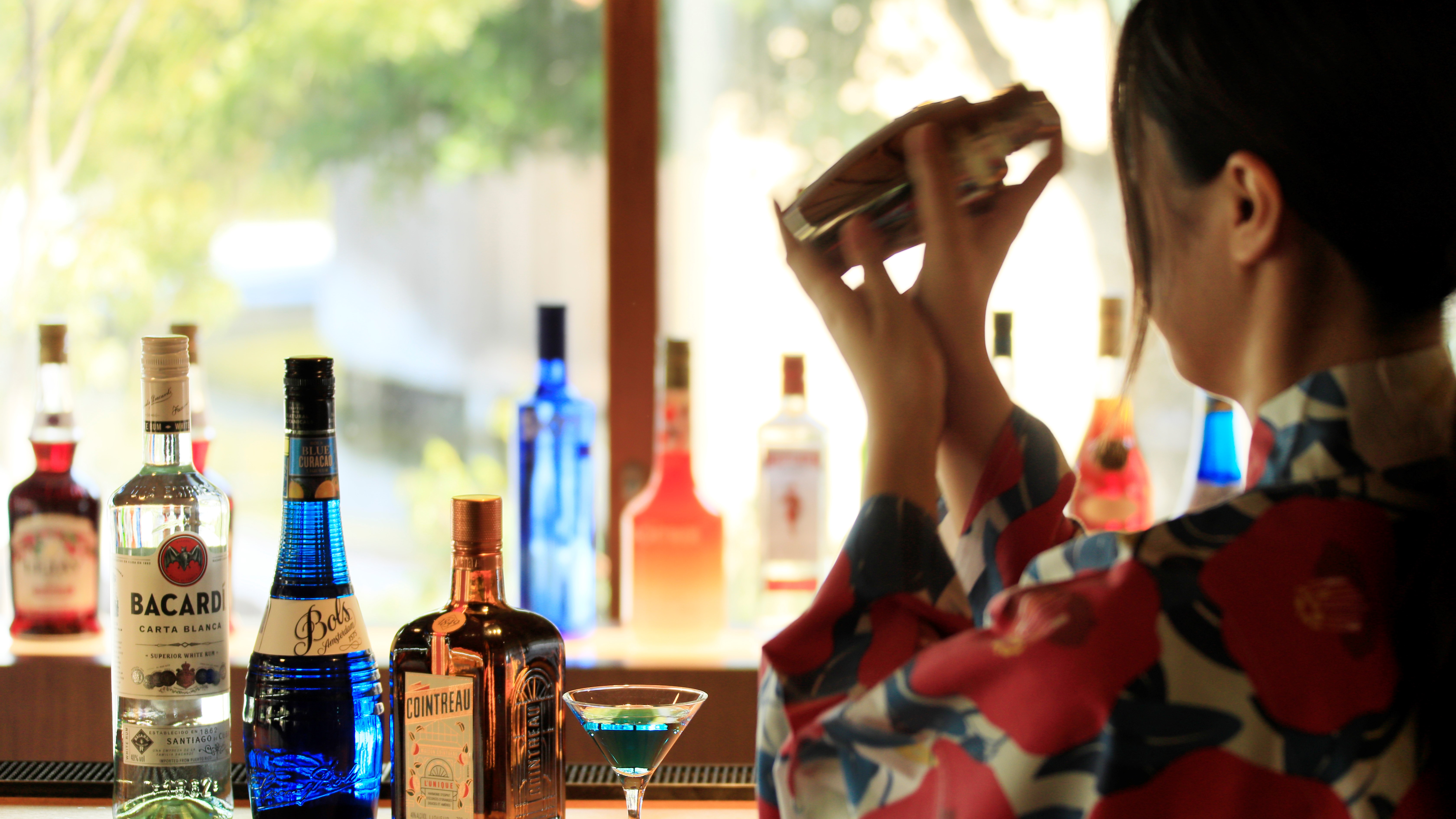 【バーラウンジ】昼と夜で違ったサービスをご用意しております