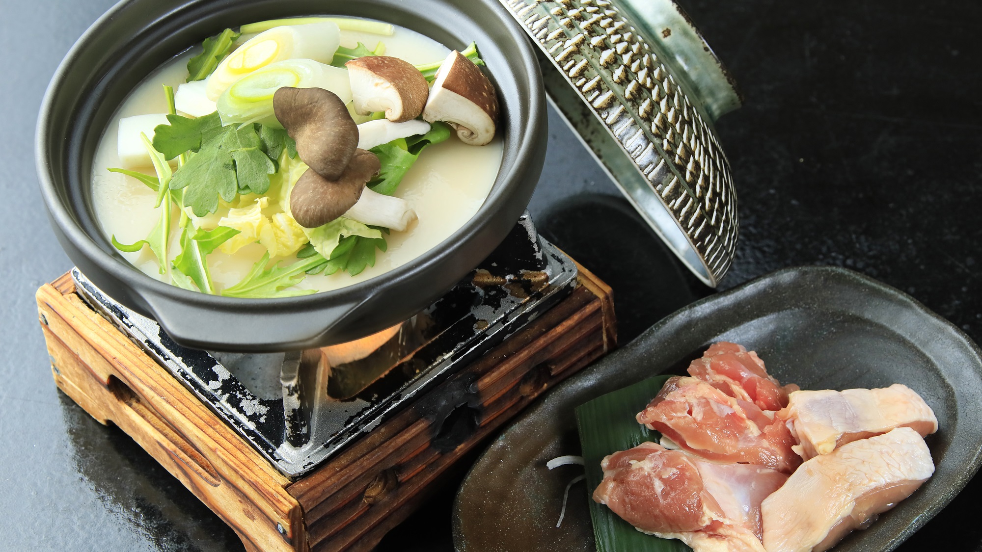 【夕食】名物“白バラ牛乳”を使用した鍋物　※一例