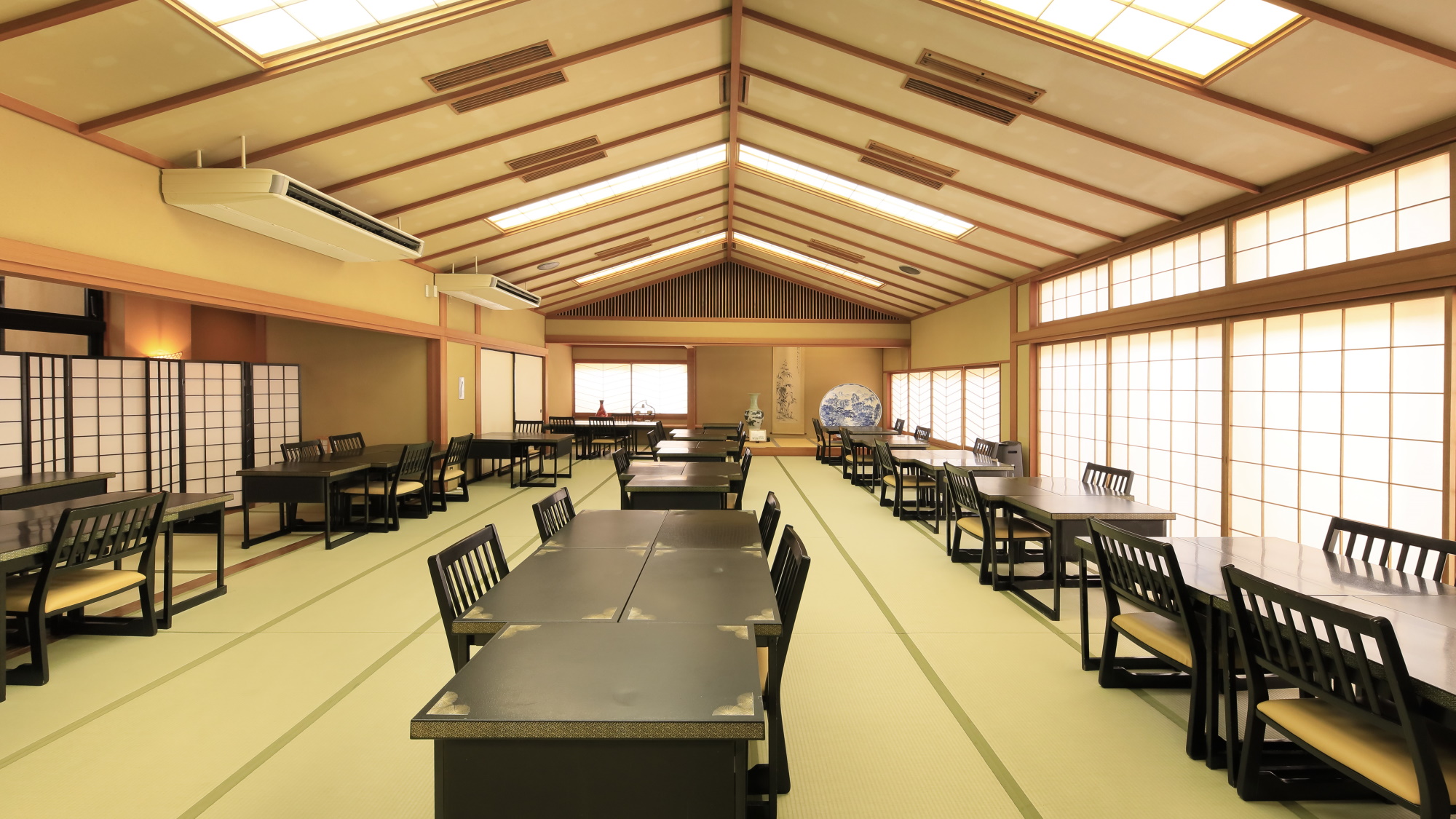 【レストラン】広々した広間にご案内いたします