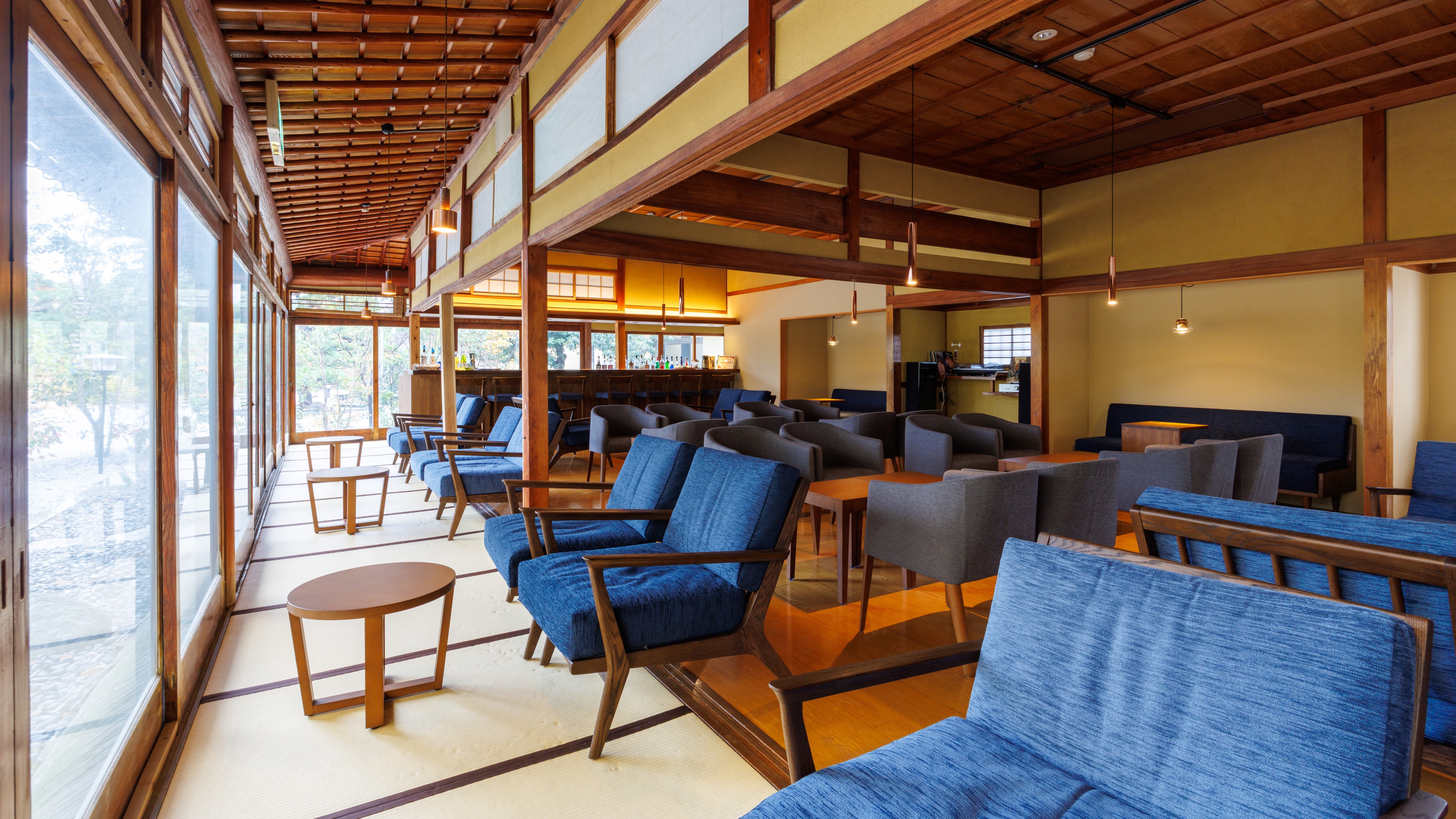 【バーラウンジ】ご到着後はドリンク片手にゆったり寛ぐ　※イメージ