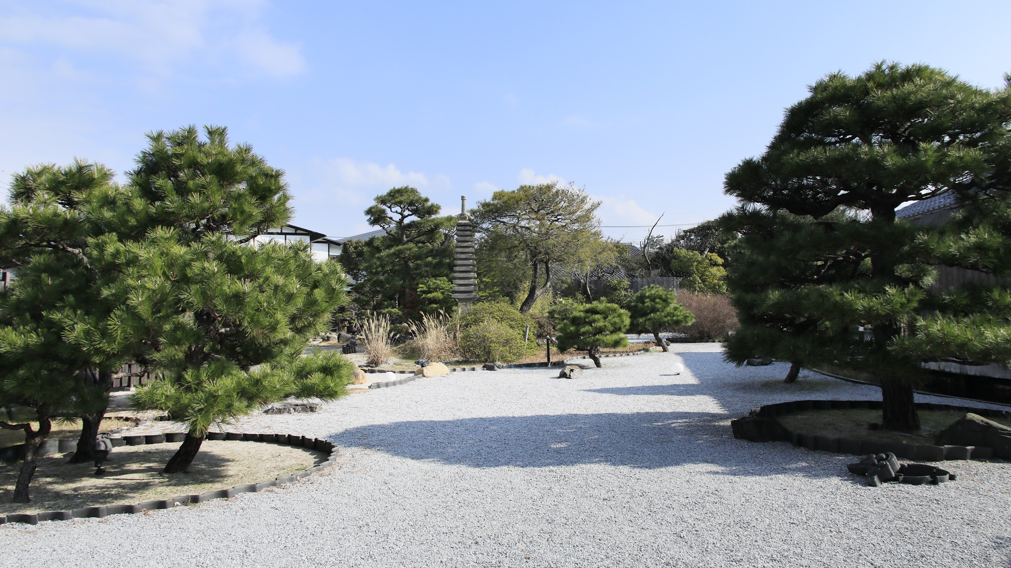 【中庭】澄んだ空気が気持ちよく、清々しい早朝の景色