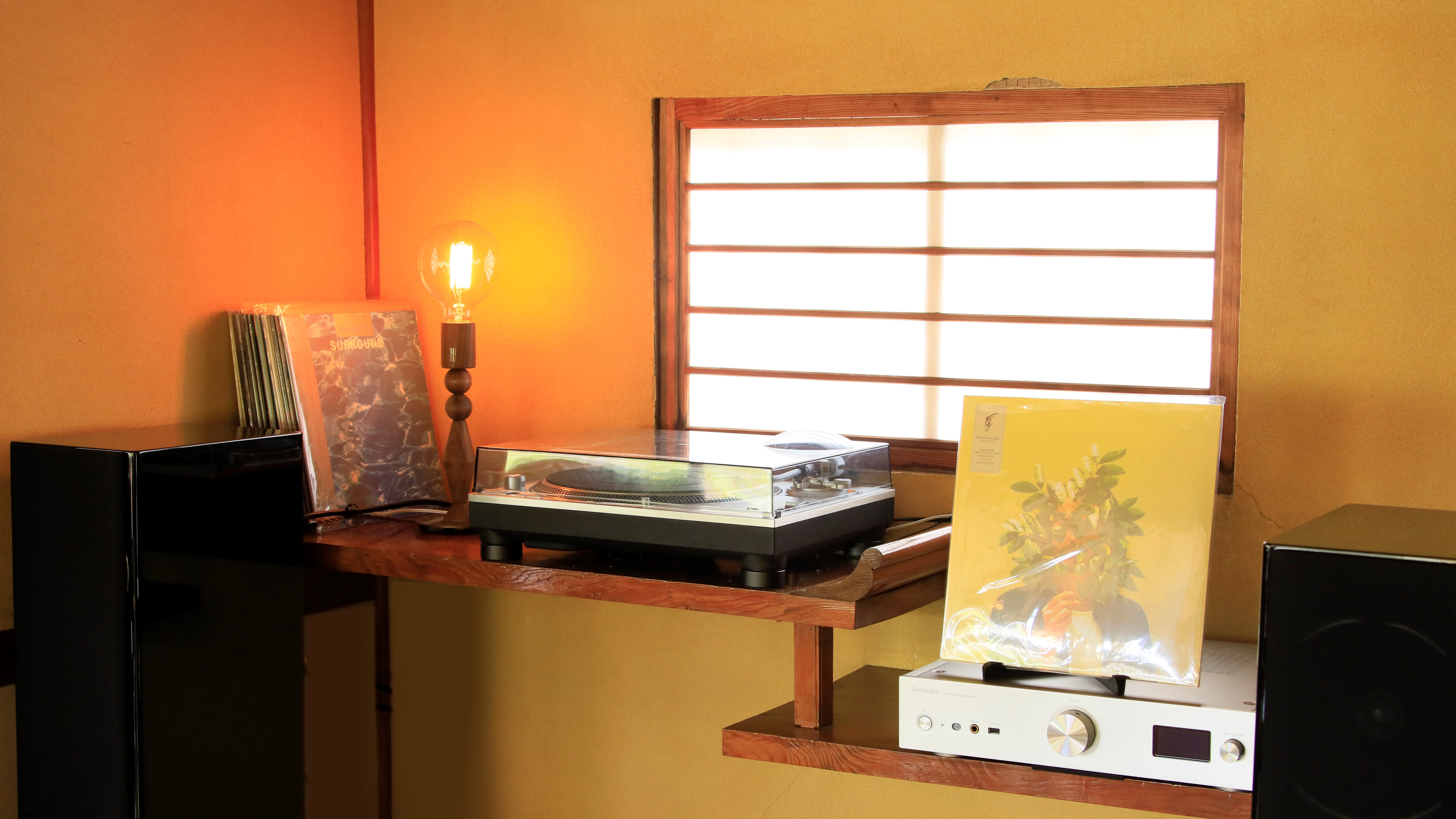 【バーラウンジ】レコードの音色とお好みのドリンクで