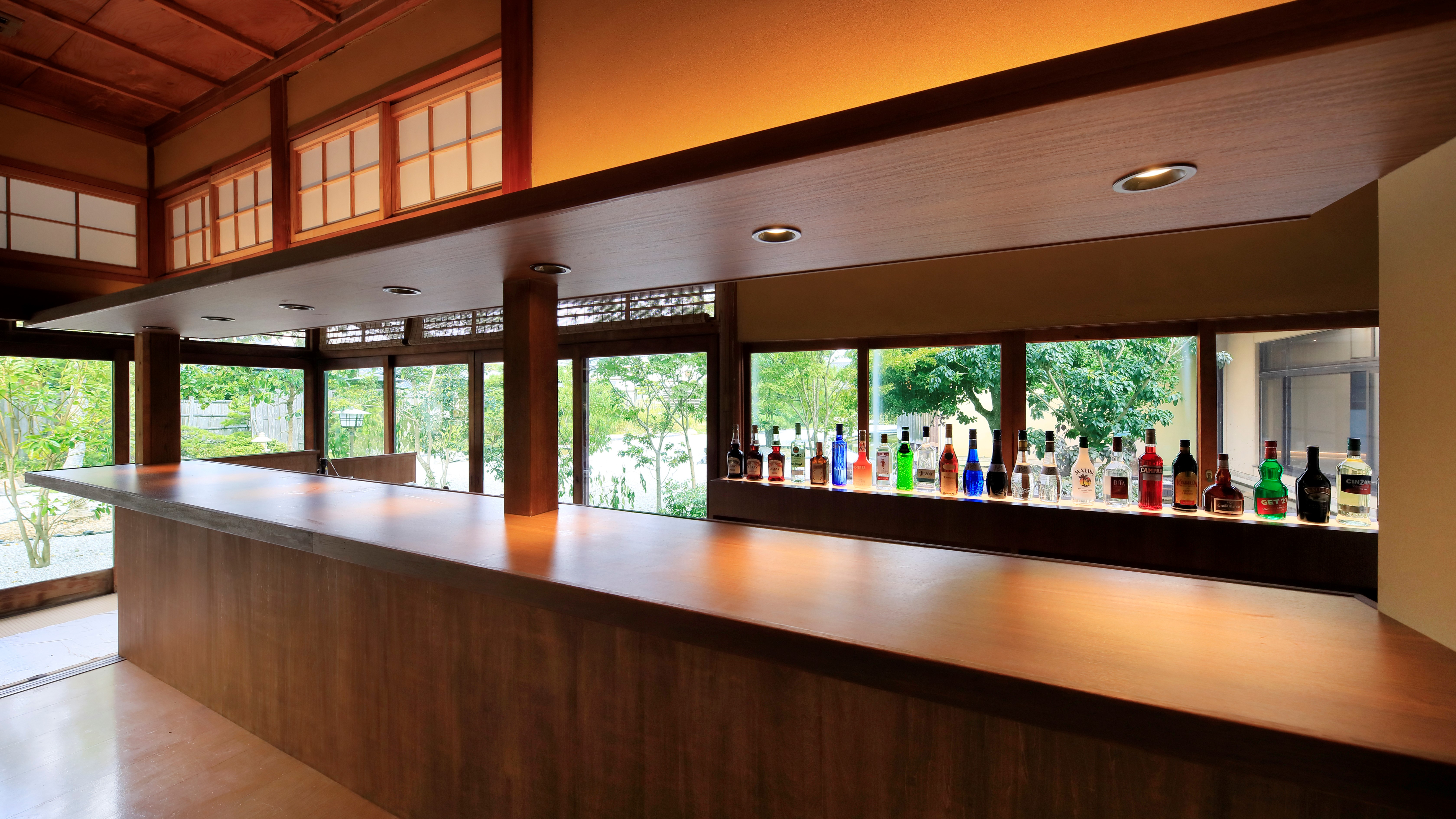 【バーラウンジ】庭園を見渡せる開放的な空間でおくつろぎください